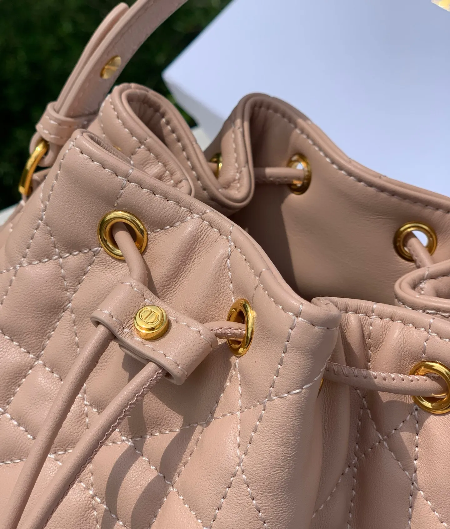 Top upgraded version 💰2000 Size: 20×24×9cm 🔥4050 New autumn fashion favorite! The Dior Caro mini bucket bag stunned the audience as soon as it appeared! Imported original sheepskin, as soft and delicate as baby skin, every touch is the ultimate enjoyment. The classic oversized cannage pattern top stitching outlines the brand's exclusive fashion genes; the shining golden CD metal logo on the front is a high-end business card for walking! The drawstring compartment and flap pocket design are perfect for storing daily small items. The detachable handle and adjustable shoulder strap make it look noble when carried by hand, lazy when carried on the shoulder, and straightforward when worn cross-body, unlocking the formula for dressing in multiple scenes! Dior’s ingenious creations are both beautiful and practical, so fashionistas can’t wait to get them!