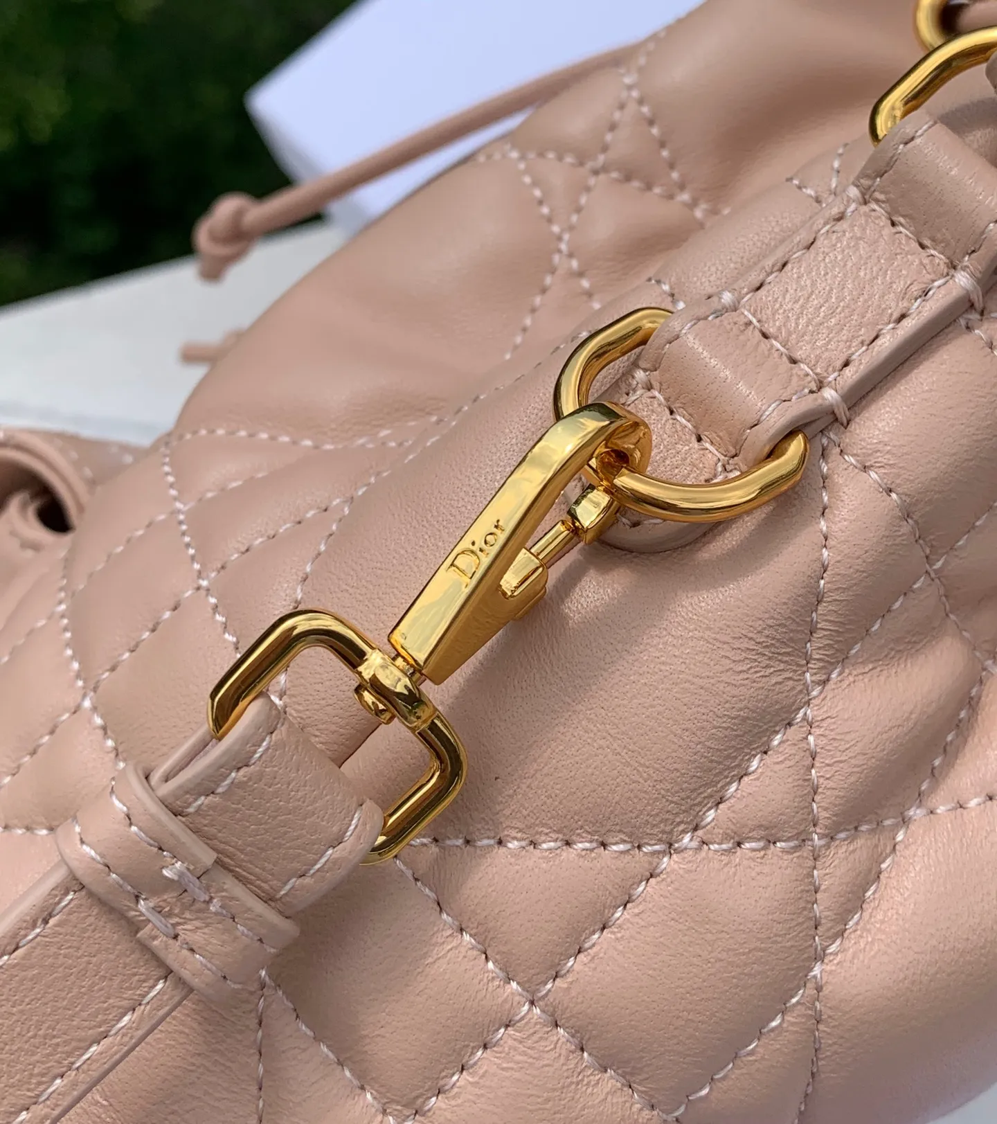 Top upgraded version 💰2000 Size: 20×24×9cm 🔥4050 New autumn fashion favorite! The Dior Caro mini bucket bag stunned the audience as soon as it appeared! Imported original sheepskin, as soft and delicate as baby skin, every touch is the ultimate enjoyment. The classic oversized cannage pattern top stitching outlines the brand's exclusive fashion genes; the shining golden CD metal logo on the front is a high-end business card for walking! The drawstring compartment and flap pocket design are perfect for storing daily small items. The detachable handle and adjustable shoulder strap make it look noble when carried by hand, lazy when carried on the shoulder, and straightforward when worn cross-body, unlocking the formula for dressing in multiple scenes! Dior’s ingenious creations are both beautiful and practical, so fashionistas can’t wait to get them!