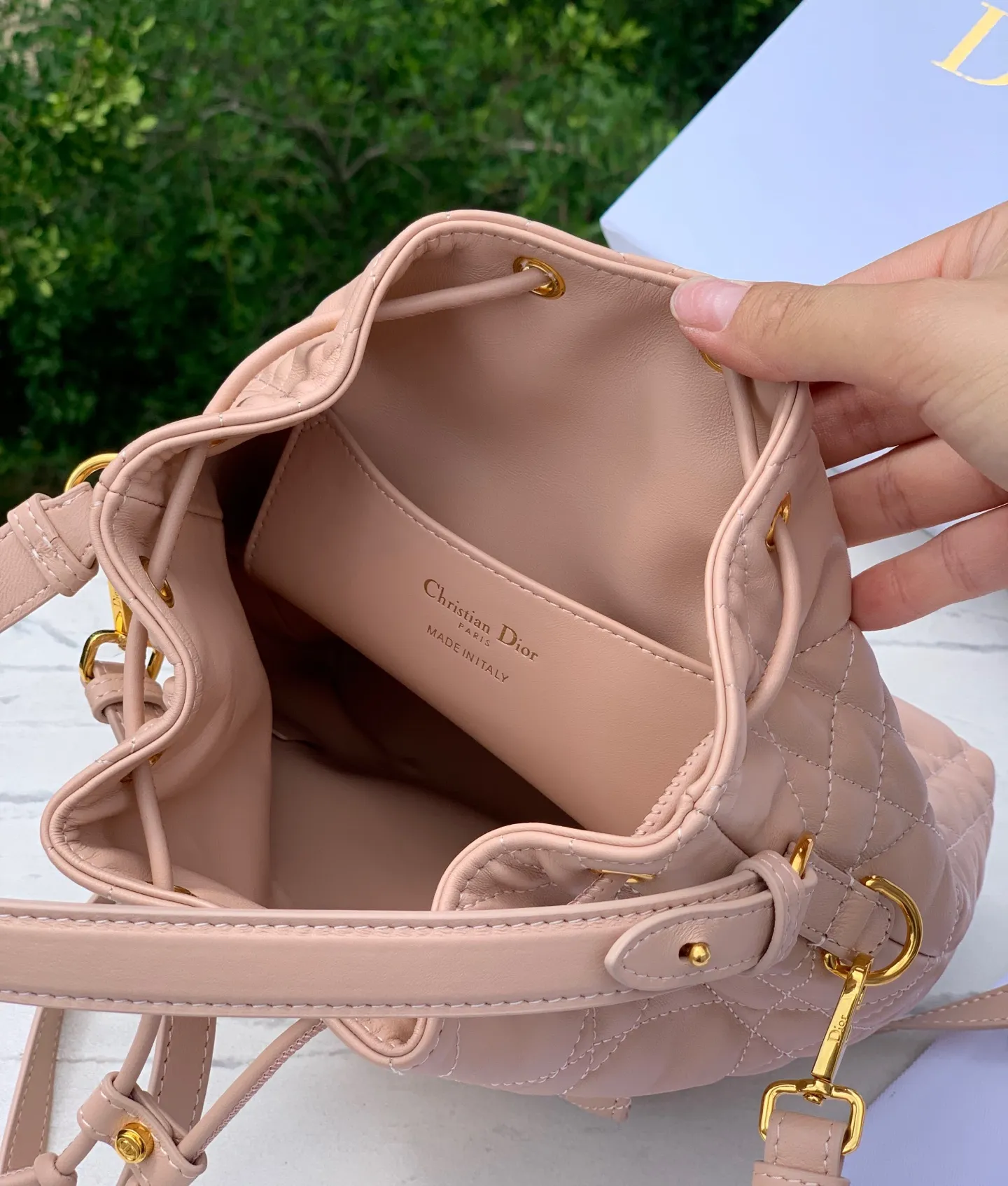 Top upgraded version 💰2000 Size: 20×24×9cm 🔥4050 New autumn fashion favorite! The Dior Caro mini bucket bag stunned the audience as soon as it appeared! Imported original sheepskin, as soft and delicate as baby skin, every touch is the ultimate enjoyment. The classic oversized cannage pattern top stitching outlines the brand's exclusive fashion genes; the shining golden CD metal logo on the front is a high-end business card for walking! The drawstring compartment and flap pocket design are perfect for storing daily small items. The detachable handle and adjustable shoulder strap make it look noble when carried by hand, lazy when carried on the shoulder, and straightforward when worn cross-body, unlocking the formula for dressing in multiple scenes! Dior’s ingenious creations are both beautiful and practical, so fashionistas can’t wait to get them!