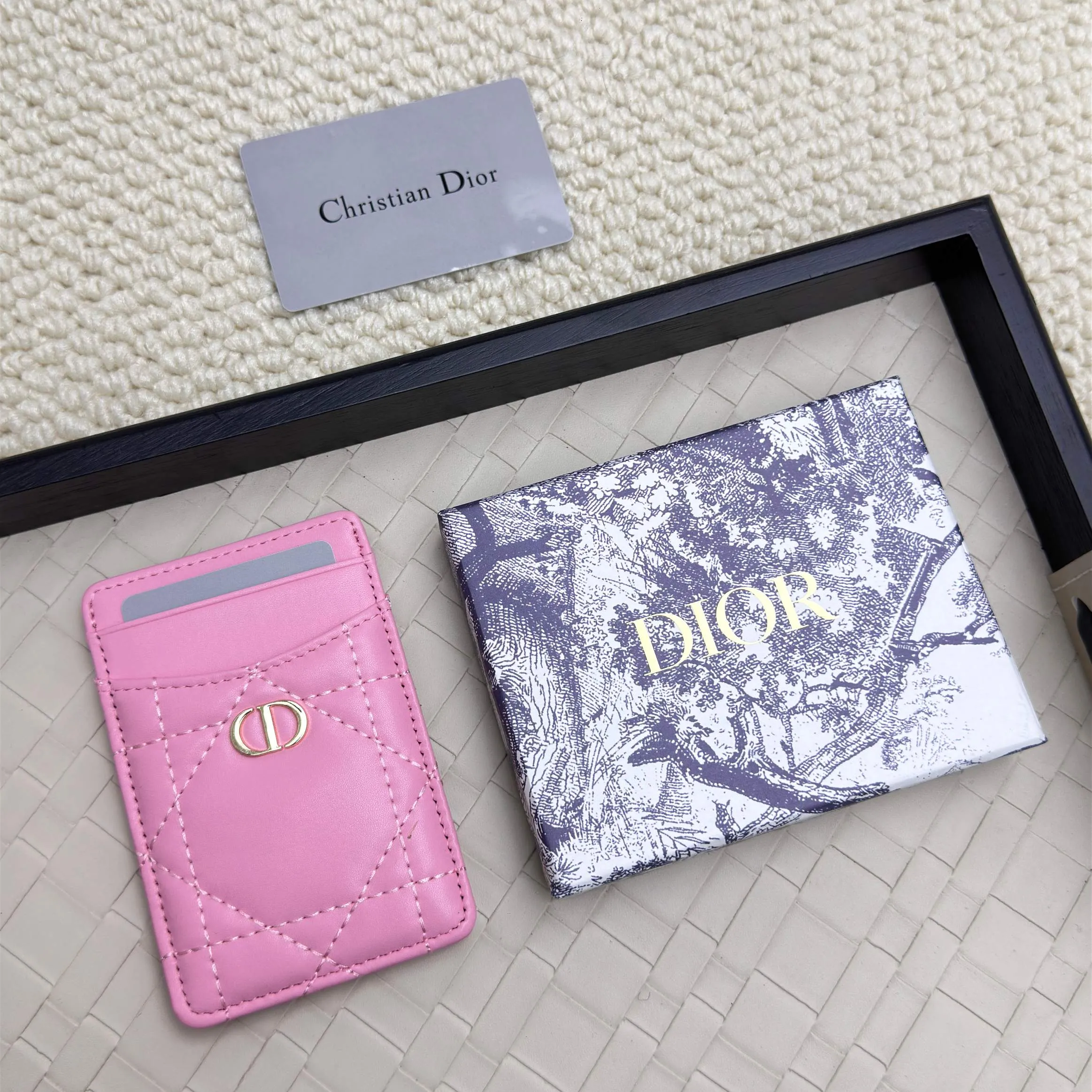💰100 Dior's new card holder Size: 11*7.5*1, model 2379. It is carefully made of soft cowhide, decorated with cannage pattern topstitching, and embellished with the "CD" logo on the front. Elegant and refined,