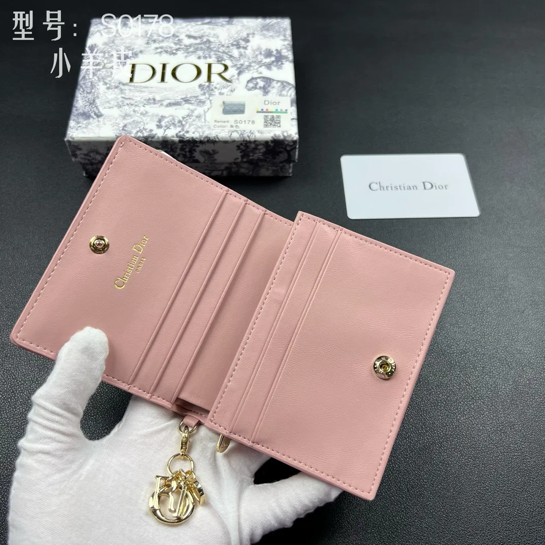 💰160 💎Upgraded original version🇫🇷 𝑫𝒊𝒐𝒓Authentic products available at counters💌Top quality# With picture box Exclusive real shot# Built-in small sachet💕 This Lady Dior 5 grid card holder is decorated with classic cannage pattern topstitching, paying tribute to the exquisite craftsmanship of Dior craftsmen. Carefully crafted from bright patent leather on the outside + sheepskin on the inside, it is compact and practical and can store a variety of daily necessities. This 5-compartment card holder is decorated with a removable "D.I.O.R." charm and has a strap snap closure so it can be paired with other Lady Dior pieces for a coordinated look. ·Detachable "D.I.O.R." charm ·Front strap snap closure ·5 compartments sewn with triangular gussets Dior patent leather card bag multi-layered accordion design. Practical and beautiful at the same time. Can store many cards. Style number: S0178NMJ-M900. Size: 10.4×7×2cm