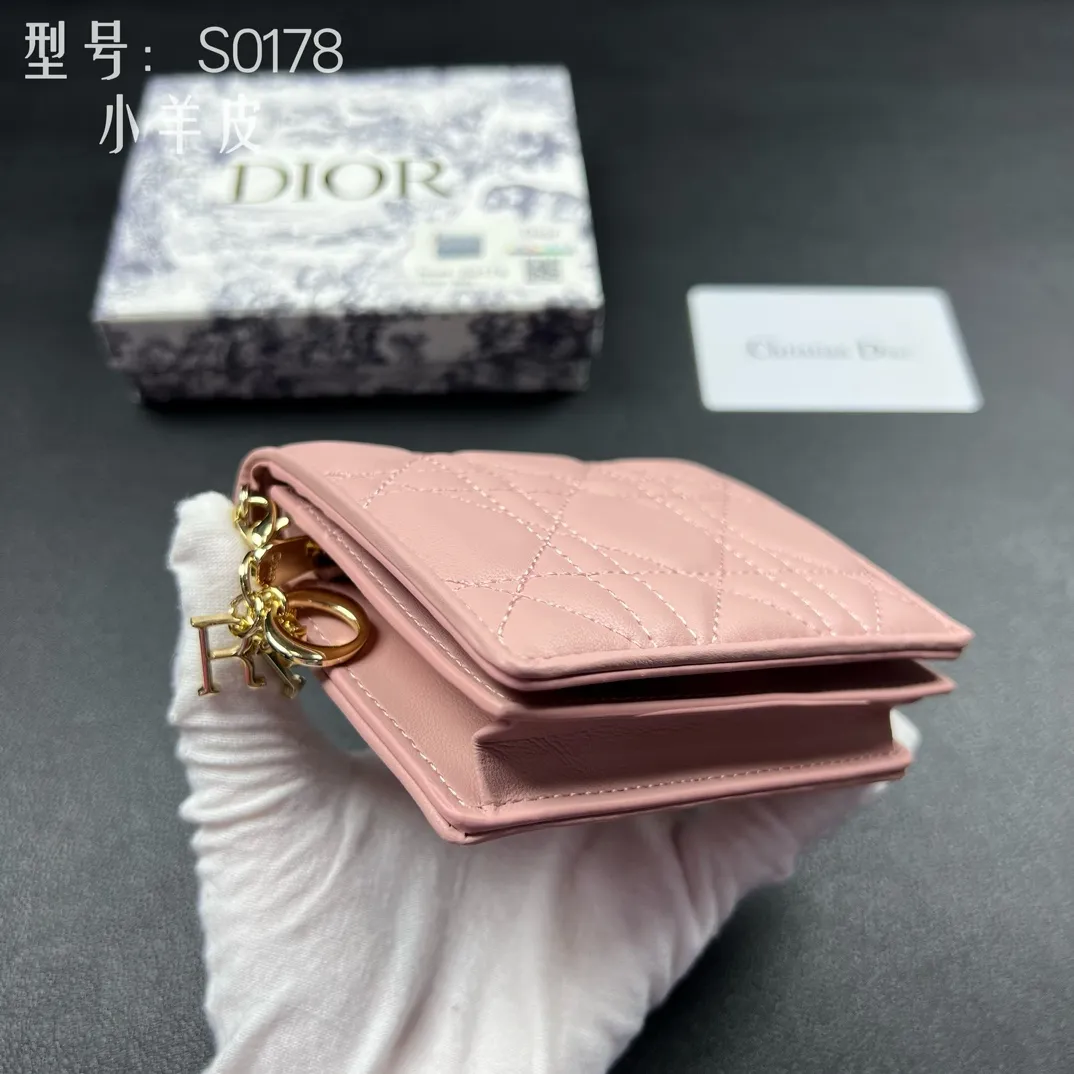 💰160 💎Upgraded original version🇫🇷 𝑫𝒊𝒐𝒓Authentic products available at counters💌Top quality# With picture box Exclusive real shot# Built-in small sachet💕 This Lady Dior 5 grid card holder is decorated with classic cannage pattern topstitching, paying tribute to the exquisite craftsmanship of Dior craftsmen. Carefully crafted from bright patent leather on the outside + sheepskin on the inside, it is compact and practical and can store a variety of daily necessities. This 5-compartment card holder is decorated with a removable "D.I.O.R." charm and has a strap snap closure so it can be paired with other Lady Dior pieces for a coordinated look. ·Detachable "D.I.O.R." charm ·Front strap snap closure ·5 compartments sewn with triangular gussets Dior patent leather card bag multi-layered accordion design. Practical and beautiful at the same time. Can store many cards. Style number: S0178NMJ-M900. Size: 10.4×7×2cm