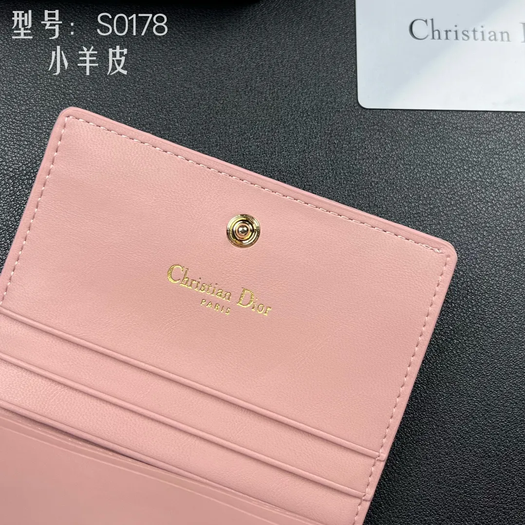 💰160 💎Upgraded original version🇫🇷 𝑫𝒊𝒐𝒓Authentic products available at counters💌Top quality# With picture box Exclusive real shot# Built-in small sachet💕 This Lady Dior 5 grid card holder is decorated with classic cannage pattern topstitching, paying tribute to the exquisite craftsmanship of Dior craftsmen. Carefully crafted from bright patent leather on the outside + sheepskin on the inside, it is compact and practical and can store a variety of daily necessities. This 5-compartment card holder is decorated with a removable "D.I.O.R." charm and has a strap snap closure so it can be paired with other Lady Dior pieces for a coordinated look. ·Detachable "D.I.O.R." charm ·Front strap snap closure ·5 compartments sewn with triangular gussets Dior patent leather card bag multi-layered accordion design. Practical and beautiful at the same time. Can store many cards. Style number: S0178NMJ-M900. Size: 10.4×7×2cm