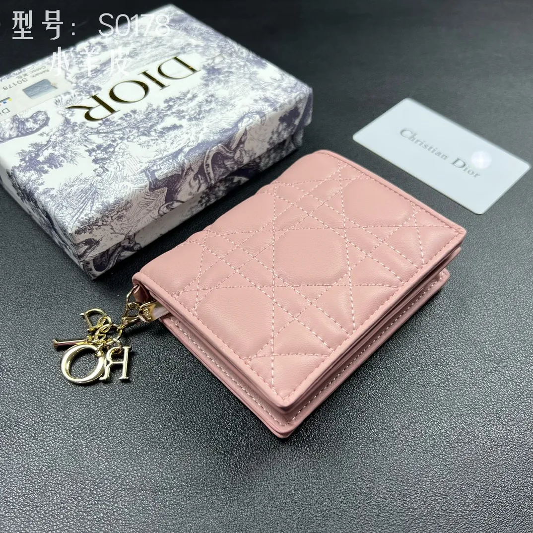 💰160 💎Upgraded original version🇫🇷 𝑫𝒊𝒐𝒓Authentic products available at counters💌Top quality# With picture box Exclusive real shot# Built-in small sachet💕 This Lady Dior 5 grid card holder is decorated with classic cannage pattern topstitching, paying tribute to the exquisite craftsmanship of Dior craftsmen. Carefully crafted from bright patent leather on the outside + sheepskin on the inside, it is compact and practical and can store a variety of daily necessities. This 5-compartment card holder is decorated with a removable "D.I.O.R." charm and has a strap snap closure so it can be paired with other Lady Dior pieces for a coordinated look. ·Detachable "D.I.O.R." charm ·Front strap snap closure ·5 compartments sewn with triangular gussets Dior patent leather card bag multi-layered accordion design. Practical and beautiful at the same time. Can store many cards. Style number: S0178NMJ-M900. Size: 10.4×7×2cm