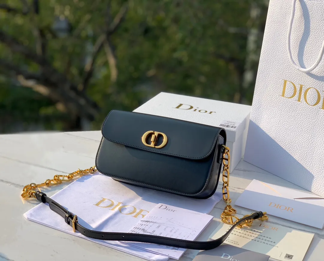Top upgraded version💰1800 size 22.5×12.5×6.5cm 2023 Dior latest 30 Montaigne shipped, another king of fried buns🔥 As one of Dior's four major bag styles, Montaigne has always been deeply loved. This latest Montaigne hit me hard. The lines of the bag are smoother and rounder. It has a softer and warmer feeling than the old style. The original luxurious "BOX calfskin" is not afraid of time and becomes more and more beautiful ~ The enamel buckle shoulder strap is cleverly matched with cowhide, which is fashionable yet elegant. Wear it over one shoulder to show your personality. Hurry up and get it now. Be the first girl to wear this new style on your back when walking on the street.