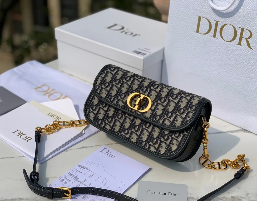 Top upgraded version💰1500 size 22.5✖️12.5✖️6.5 Dior 30Montaigne Avenue Armpit chain bag, the latest model in 2023, this bag can not only be used as an armpit bag, but also can be carried on the shoulder or cross-body. The retro chain interprets a multi-faceted style. The overall bag has a chilled silhouette and smart curves to outline contemporary fashion. The CD connector of the chain part uses an enamel buckle, which can be said to be exquisite. This bag not only has sufficient capacity, but also has good looks. It can be paired with a silk scarf to slightly enhance your temperament and taste!