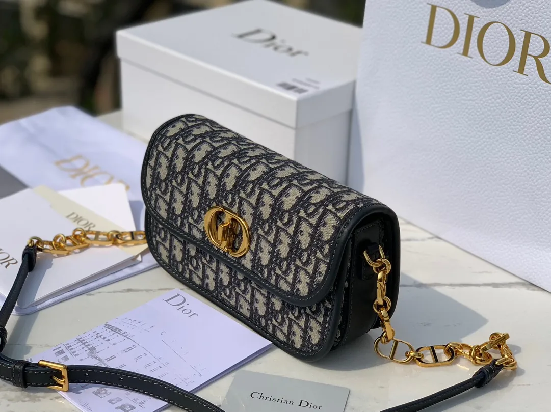 Top upgraded version💰1500 size 22.5✖️12.5✖️6.5 Dior 30Montaigne Avenue Armpit chain bag, the latest model in 2023, this bag can not only be used as an armpit bag, but also can be carried on the shoulder or cross-body. The retro chain interprets a multi-faceted style. The overall bag has a chilled silhouette and smart curves to outline contemporary fashion. The CD connector of the chain part uses an enamel buckle, which can be said to be exquisite. This bag not only has sufficient capacity, but also has good looks. It can be paired with a silk scarf to slightly enhance your temperament and taste!