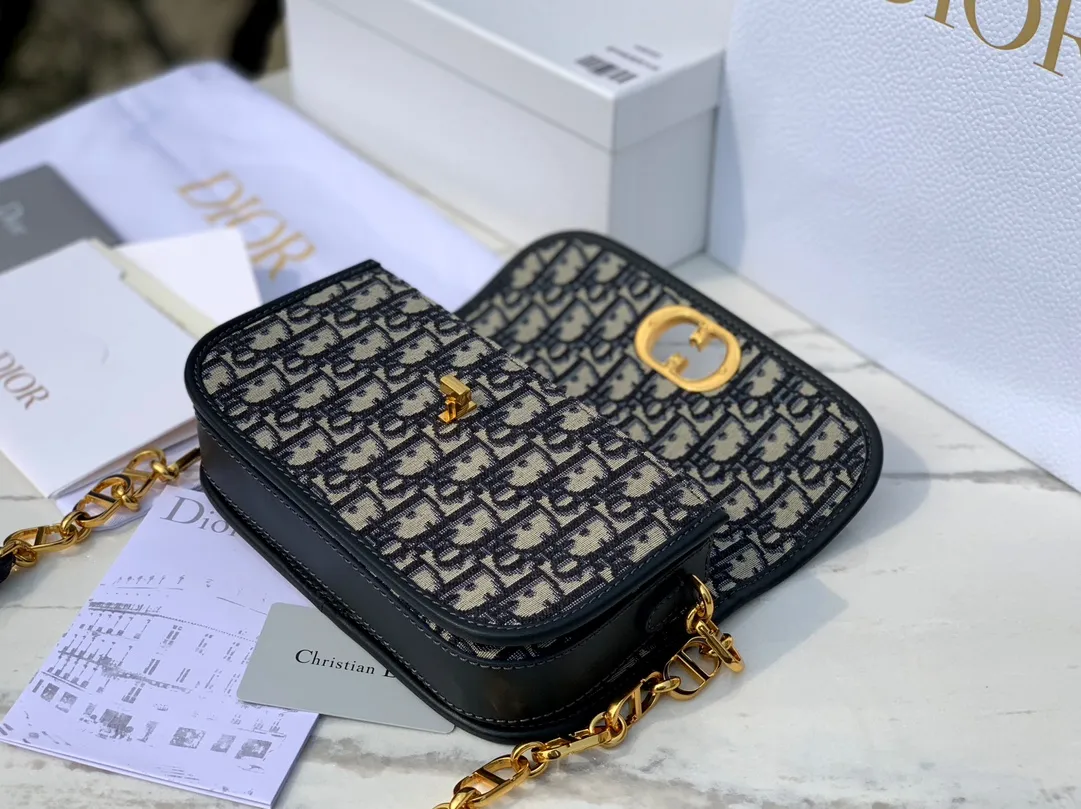 Top upgraded version💰1500 size 22.5✖️12.5✖️6.5 Dior 30Montaigne Avenue Armpit chain bag, the latest model in 2023, this bag can not only be used as an armpit bag, but also can be carried on the shoulder or cross-body. The retro chain interprets a multi-faceted style. The overall bag has a chilled silhouette and smart curves to outline contemporary fashion. The CD connector of the chain part uses an enamel buckle, which can be said to be exquisite. This bag not only has sufficient capacity, but also has good looks. It can be paired with a silk scarf to slightly enhance your temperament and taste!