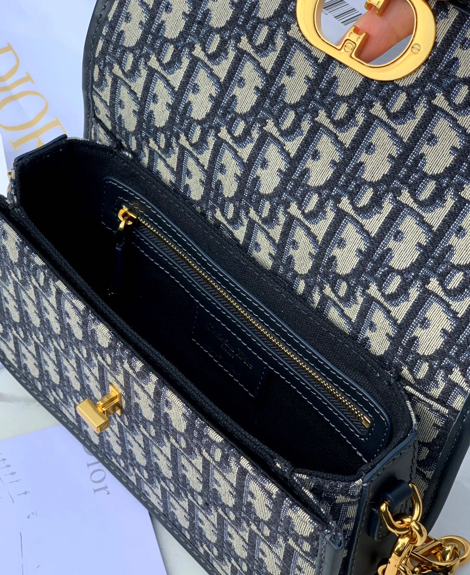 Top upgraded version💰1500 size 22.5✖️12.5✖️6.5 Dior 30Montaigne Avenue Armpit chain bag, the latest model in 2023, this bag can not only be used as an armpit bag, but also can be carried on the shoulder or cross-body. The retro chain interprets a multi-faceted style. The overall bag has a chilled silhouette and smart curves to outline contemporary fashion. The CD connector of the chain part uses an enamel buckle, which can be said to be exquisite. This bag not only has sufficient capacity, but also has good looks. It can be paired with a silk scarf to slightly enhance your temperament and taste!