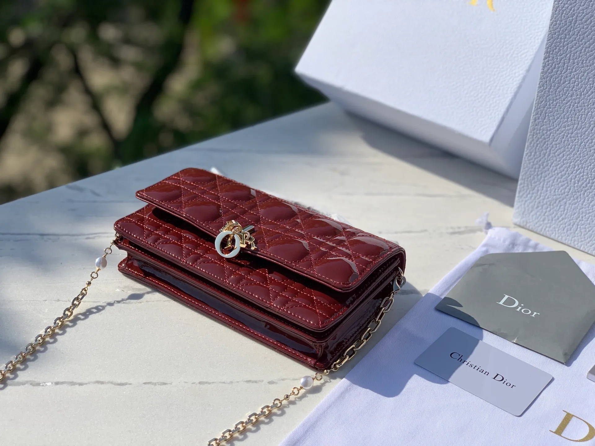 Top upgraded version 💰1760 Size: 21 x 11.5 x 4.5cm Lady Dior Woc handle pearl chain bag, new style for spring and summer, carefully made of patent leather, decorated with rattan pattern, clamshell design with D.I.O.R. charm to enhance the style. The practical style has multiple compartments and card slots to store a variety of daily essentials, making it an ideal companion for day and evening wear. Carry by hand or cross-body with top handle and detachable chain embellished with resin beads.
