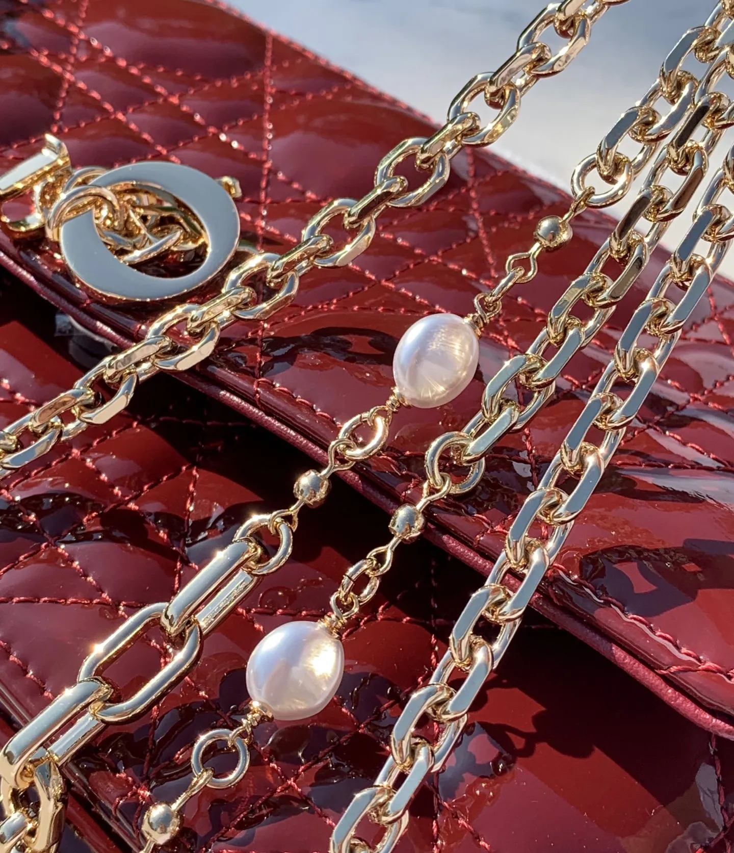 Top upgraded version 💰1760 Size: 21 x 11.5 x 4.5cm Lady Dior Woc handle pearl chain bag, new style for spring and summer, carefully made of patent leather, decorated with rattan pattern, clamshell design with D.I.O.R. charm to enhance the style. The practical style has multiple compartments and card slots to store a variety of daily essentials, making it an ideal companion for day and evening wear. Carry by hand or cross-body with top handle and detachable chain embellished with resin beads.