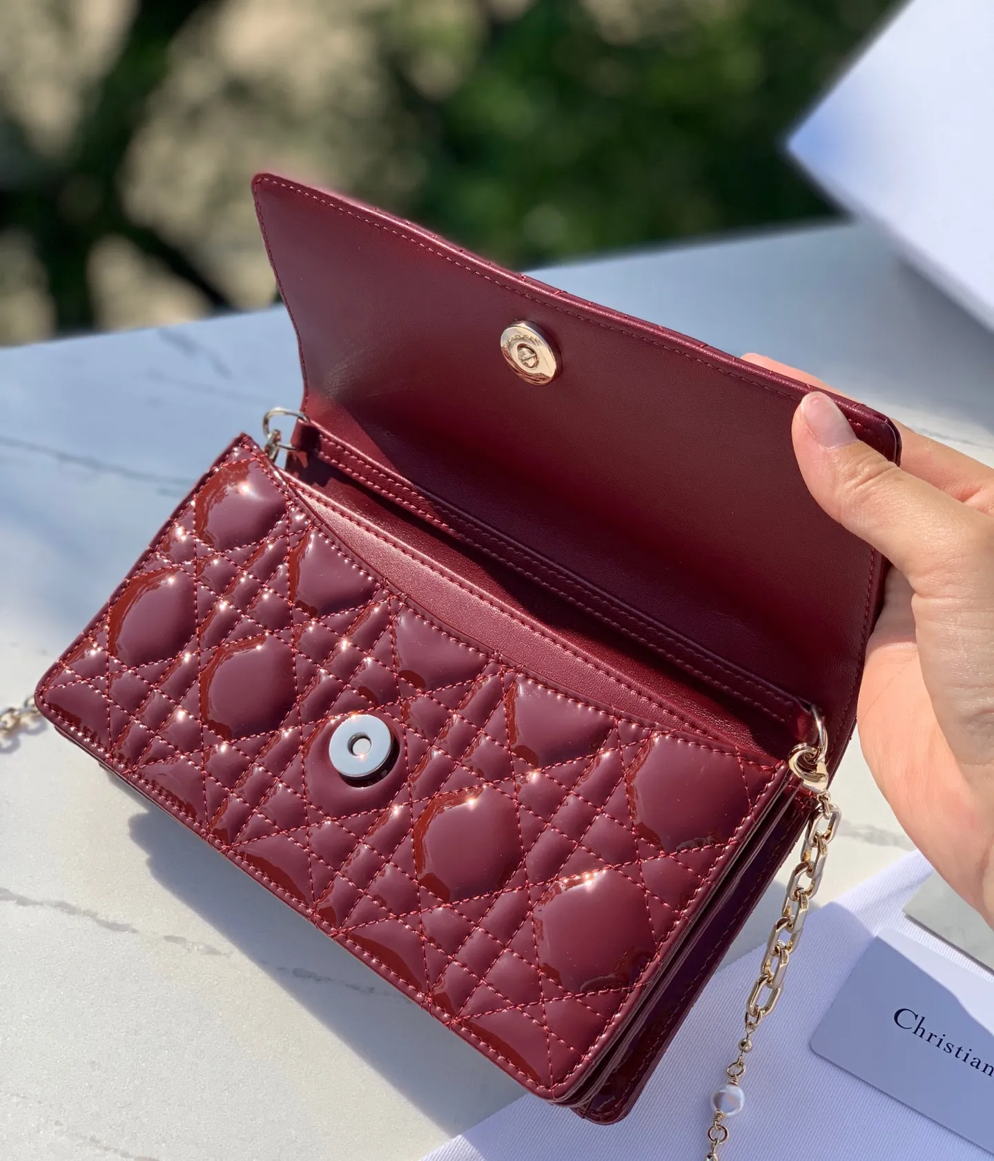 Top upgraded version 💰1760 Size: 21 x 11.5 x 4.5cm Lady Dior Woc handle pearl chain bag, new style for spring and summer, carefully made of patent leather, decorated with rattan pattern, clamshell design with D.I.O.R. charm to enhance the style. The practical style has multiple compartments and card slots to store a variety of daily essentials, making it an ideal companion for day and evening wear. Carry by hand or cross-body with top handle and detachable chain embellished with resin beads.