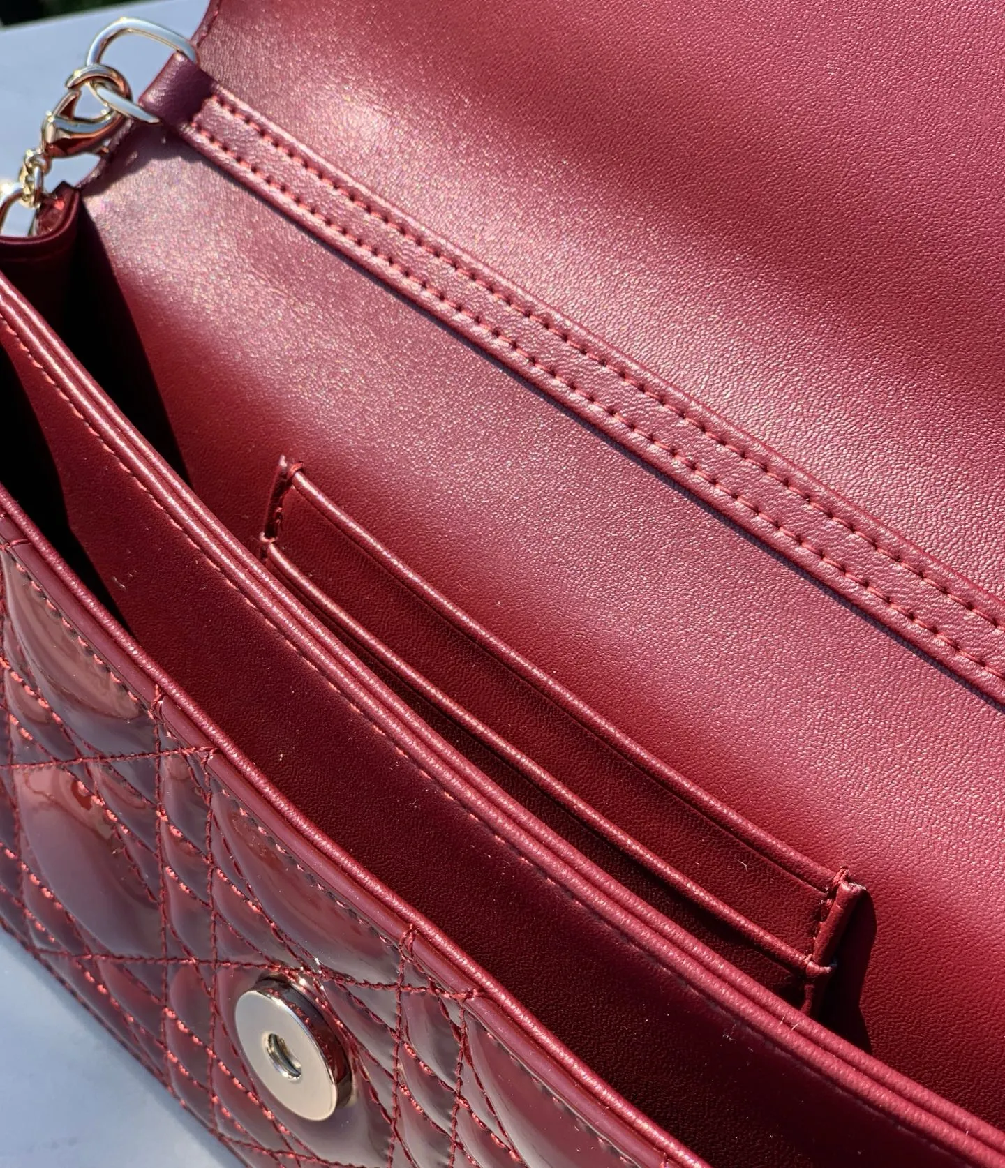 Top upgraded version 💰1760 Size: 21 x 11.5 x 4.5cm Lady Dior Woc handle pearl chain bag, new style for spring and summer, carefully made of patent leather, decorated with rattan pattern, clamshell design with D.I.O.R. charm to enhance the style. The practical style has multiple compartments and card slots to store a variety of daily essentials, making it an ideal companion for day and evening wear. Carry by hand or cross-body with top handle and detachable chain embellished with resin beads.