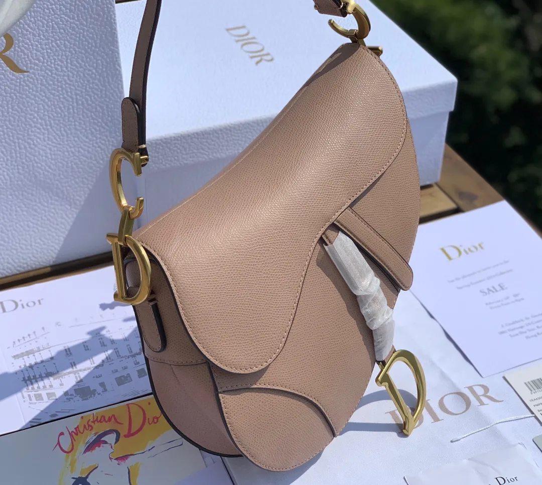 Top upgraded version 💰1700 Size 25.5-20-6.5cm [Milk Tea Color] Overseas channel, Dior The all-leather saddle bag is a timeless classic. The unique shape is eye-catching. The gentle milk tea color is the first choice of many girls. It is 100% made of imported pebbled grain calfskin. It is easier to maintain the silhouette than the smooth leather surface previously released. The leather is soft and delicate, with clear grain lines, good gloss, and durability. I feel that this bag will explode every time it is shipped. 🔥