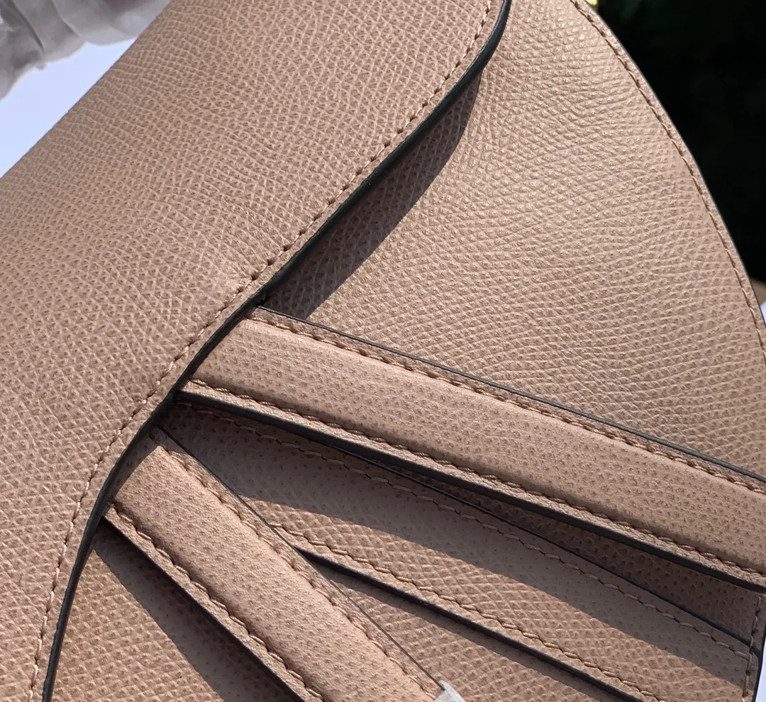 Top upgraded version 💰1700 Size 25.5-20-6.5cm [Milk Tea Color] Overseas channel, Dior The all-leather saddle bag is a timeless classic. The unique shape is eye-catching. The gentle milk tea color is the first choice of many girls. It is 100% made of imported pebbled grain calfskin. It is easier to maintain the silhouette than the smooth leather surface previously released. The leather is soft and delicate, with clear grain lines, good gloss, and durability. I feel that this bag will explode every time it is shipped. 🔥
