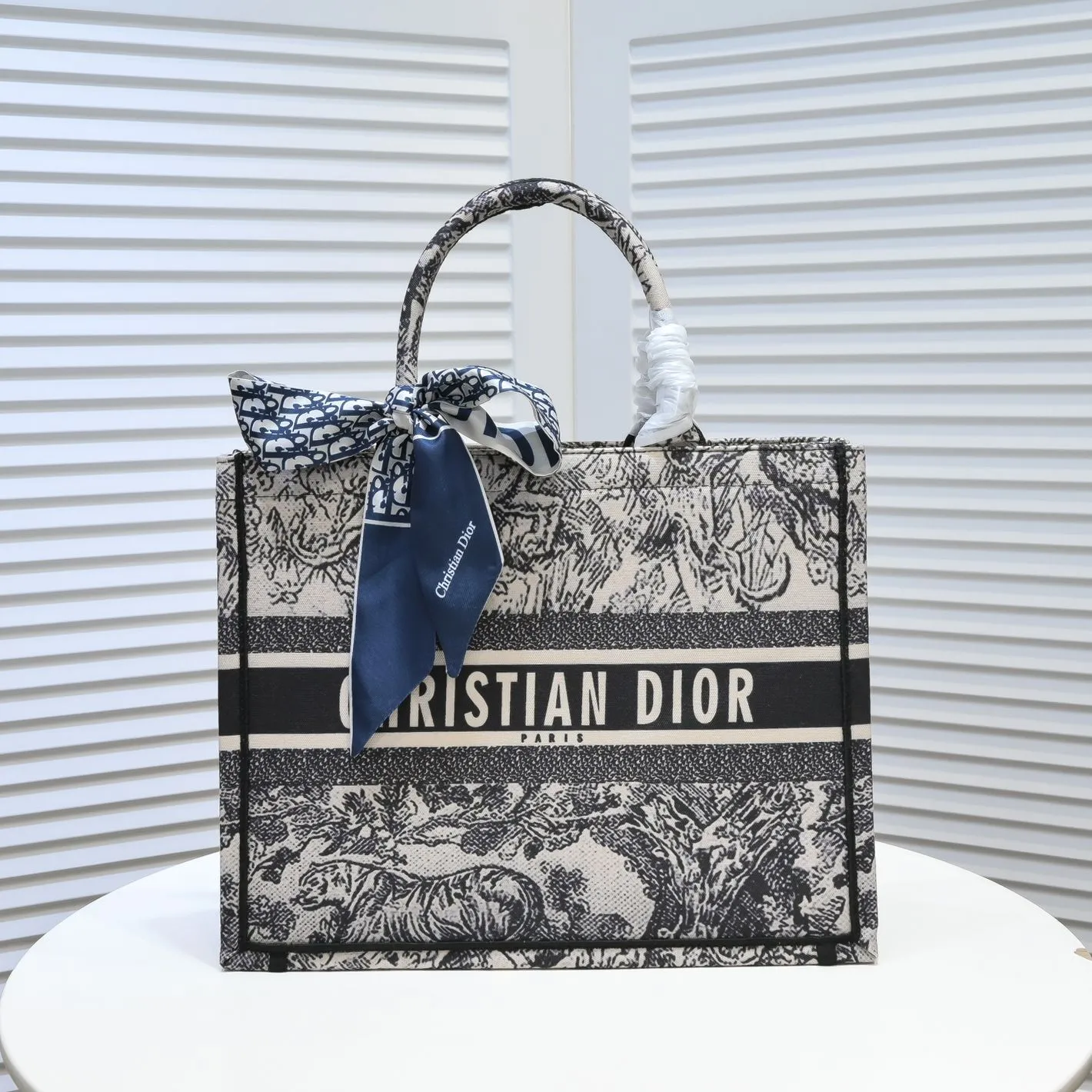 💰340￥Small size with silk scarf and overlock🔜Dior new shopping bag at Dior counter! Counters are updated simultaneously! Limited edition of the same style as the stars! Super stylish! Imported fabric👍high-end quality! Model: 8034 Size: 36*27*16cm