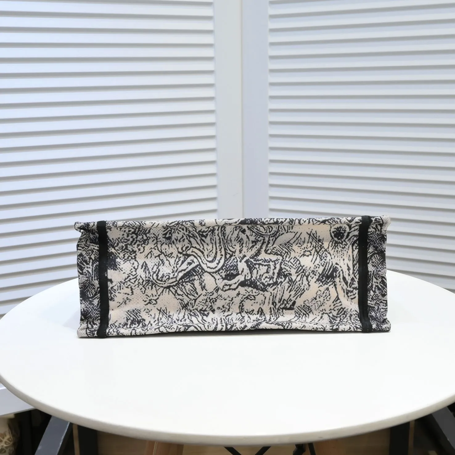 💰340￥Small size with silk scarf and overlock🔜Dior new shopping bag at Dior counter! Counters are updated simultaneously! Limited edition of the same style as the stars! Super stylish! Imported fabric👍high-end quality! Model: 8034 Size: 36*27*16cm