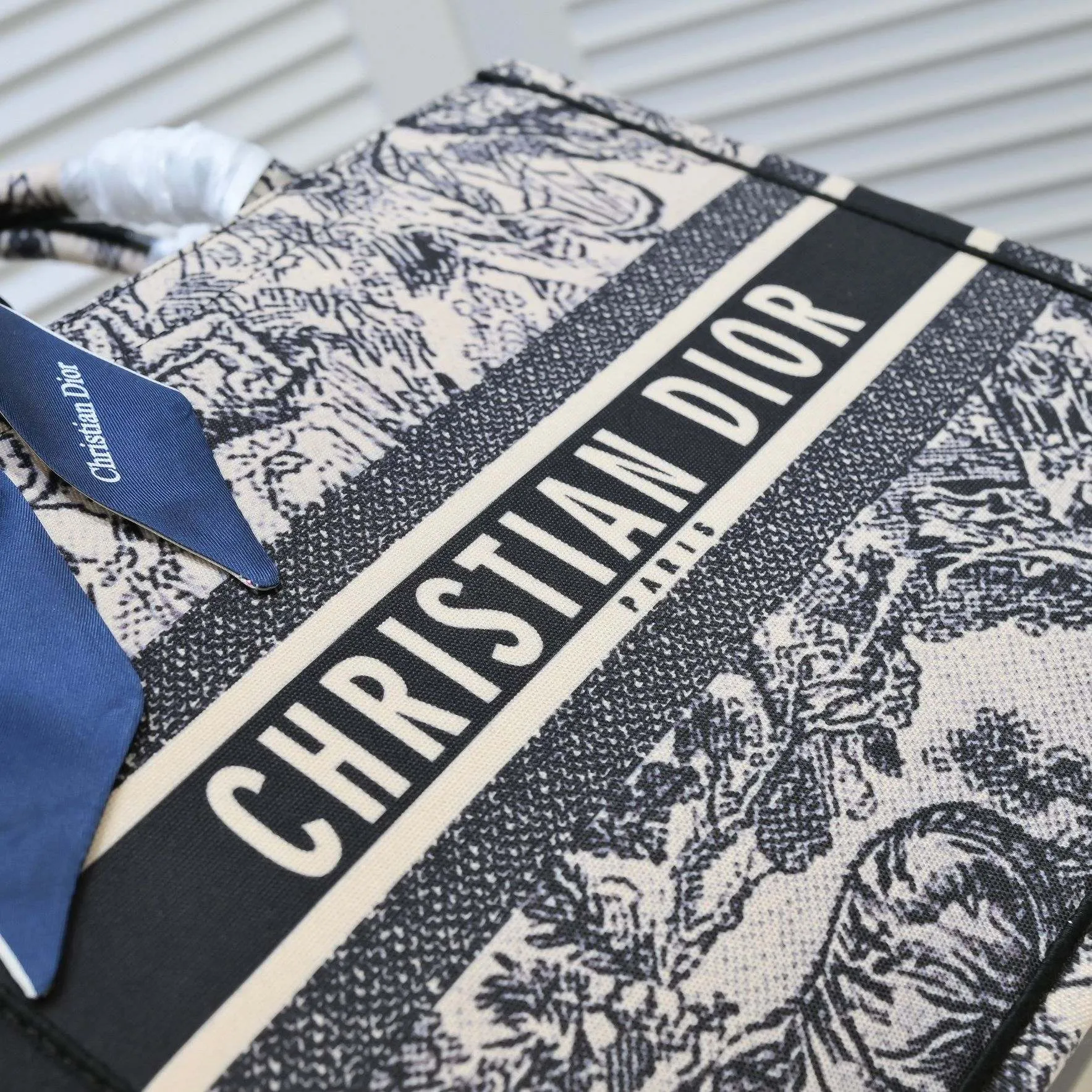 💰340￥Small size with silk scarf and overlock🔜Dior new shopping bag at Dior counter! Counters are updated simultaneously! Limited edition of the same style as the stars! Super stylish! Imported fabric👍high-end quality! Model: 8034 Size: 36*27*16cm