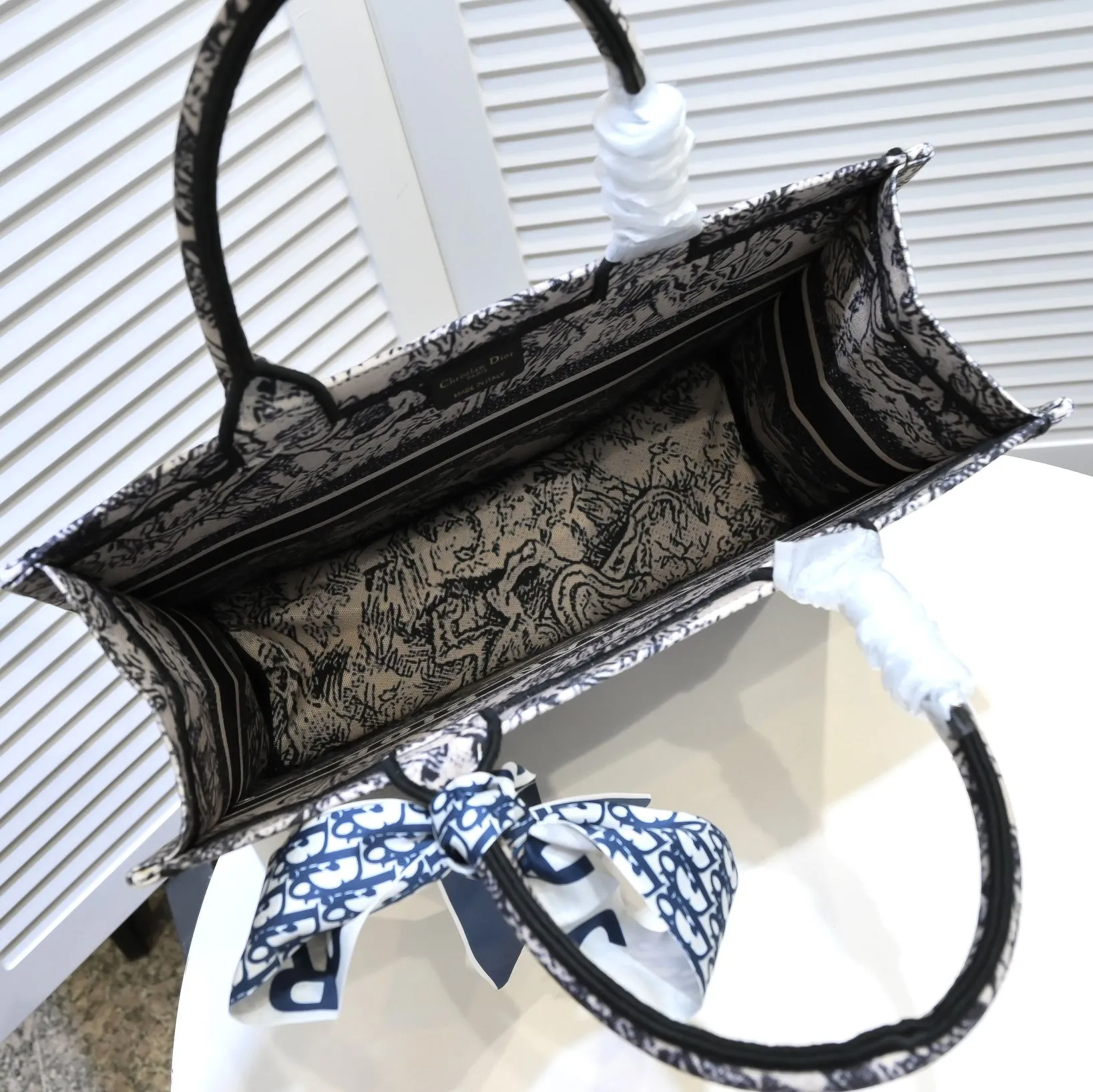 💰340￥Small size with silk scarf and overlock🔜Dior new shopping bag at Dior counter! Counters are updated simultaneously! Limited edition of the same style as the stars! Super stylish! Imported fabric👍high-end quality! Model: 8034 Size: 36*27*16cm