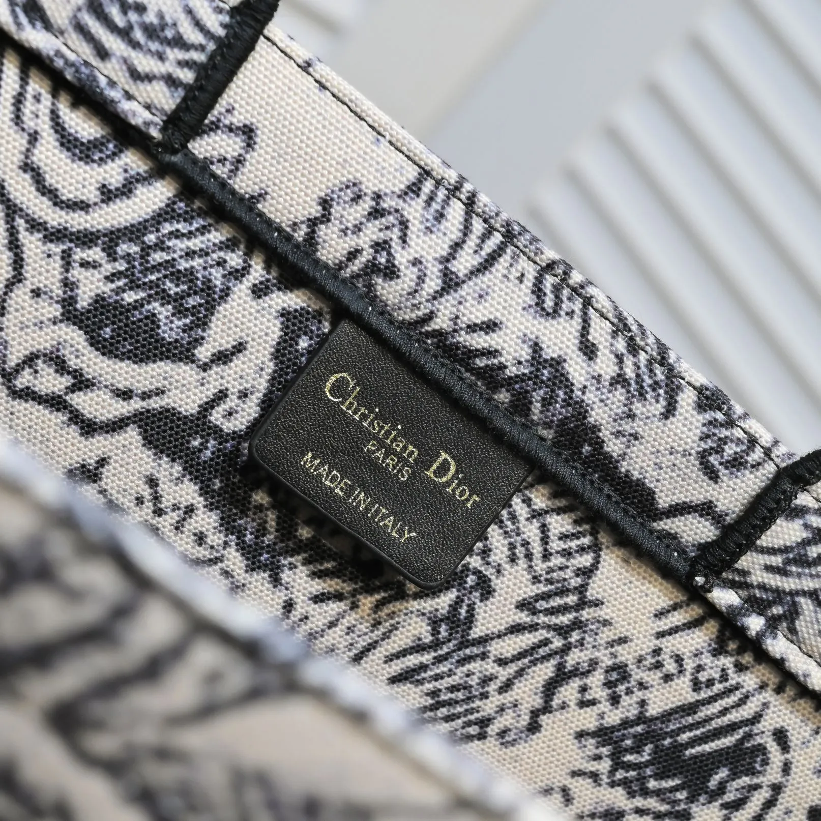 💰340￥Small size with silk scarf and overlock🔜Dior new shopping bag at Dior counter! Counters are updated simultaneously! Limited edition of the same style as the stars! Super stylish! Imported fabric👍high-end quality! Model: 8034 Size: 36*27*16cm