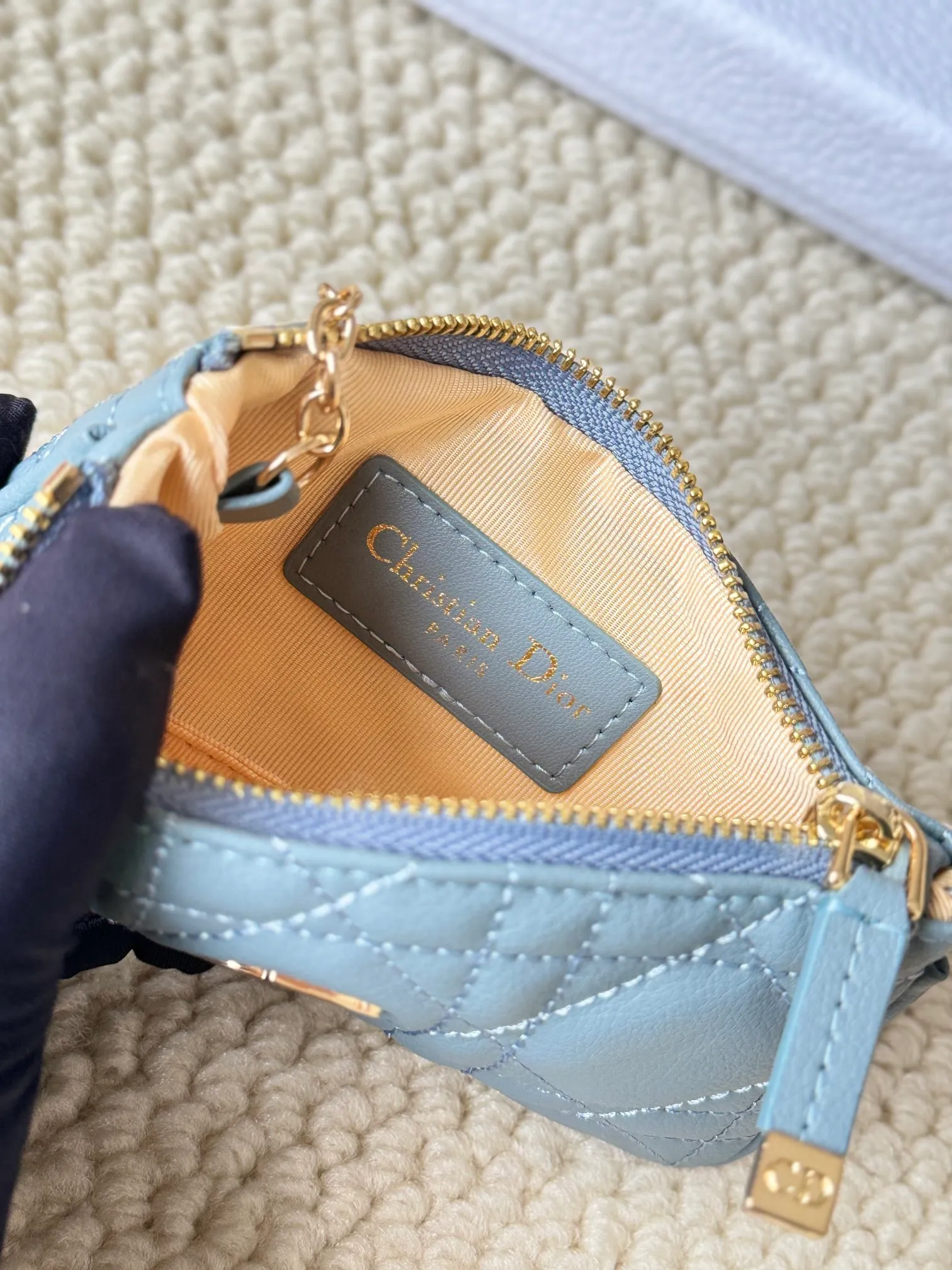 💰140 2024 spring and summer new coin purse key bag is small and cute Size: 14.5*7.6cm Model: S5158UWHC_M30G This Dior Caro card holder is elegant and practical. Carefully crafted from soft cow leather, it is decorated with cannage pattern topstitching and a CD logo on the front to enhance the style. Elegant and sophisticated. 30 Montaigne Glycine Coin Purse Key Case 🔑 Compact and practical, unique, it can store various daily necessities, suitable for various occasions, and can be matched with its 30Montaigne items. CD logo on front