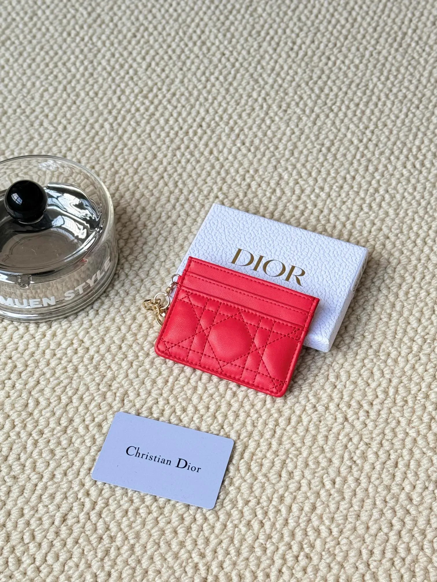 💰110LadyDior Sheepskin No.: S0974OVRB M81B T Lady Dior five-compartment card holder Product description: The color is as shown in the picture. This Lady Dior five-compartment card holder is new this season, elegant and practical. Crafted from cloudy blue patent cow leather, decorated with cannage pattern topstitching and embellished with a removable D.I.O.R. charm. Elegant and sophisticated, it has five card slots, suitable for various occasions, and can be combined with other Lady Dior