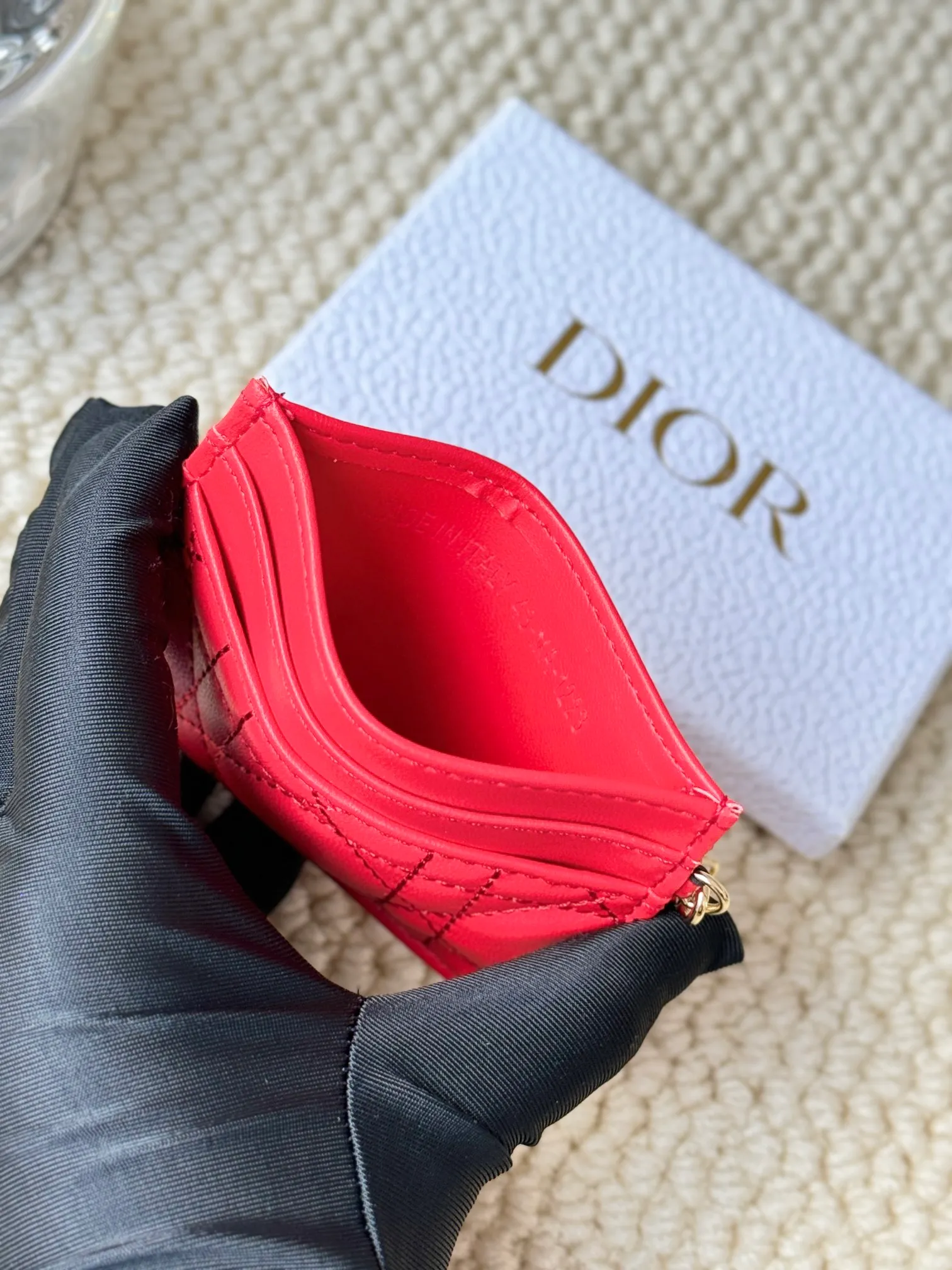 💰110LadyDior Sheepskin No.: S0974OVRB M81B T Lady Dior five-compartment card holder Product description: The color is as shown in the picture. This Lady Dior five-compartment card holder is new this season, elegant and practical. Crafted from cloudy blue patent cow leather, decorated with cannage pattern topstitching and embellished with a removable D.I.O.R. charm. Elegant and sophisticated, it has five card slots, suitable for various occasions, and can be combined with other Lady Dior