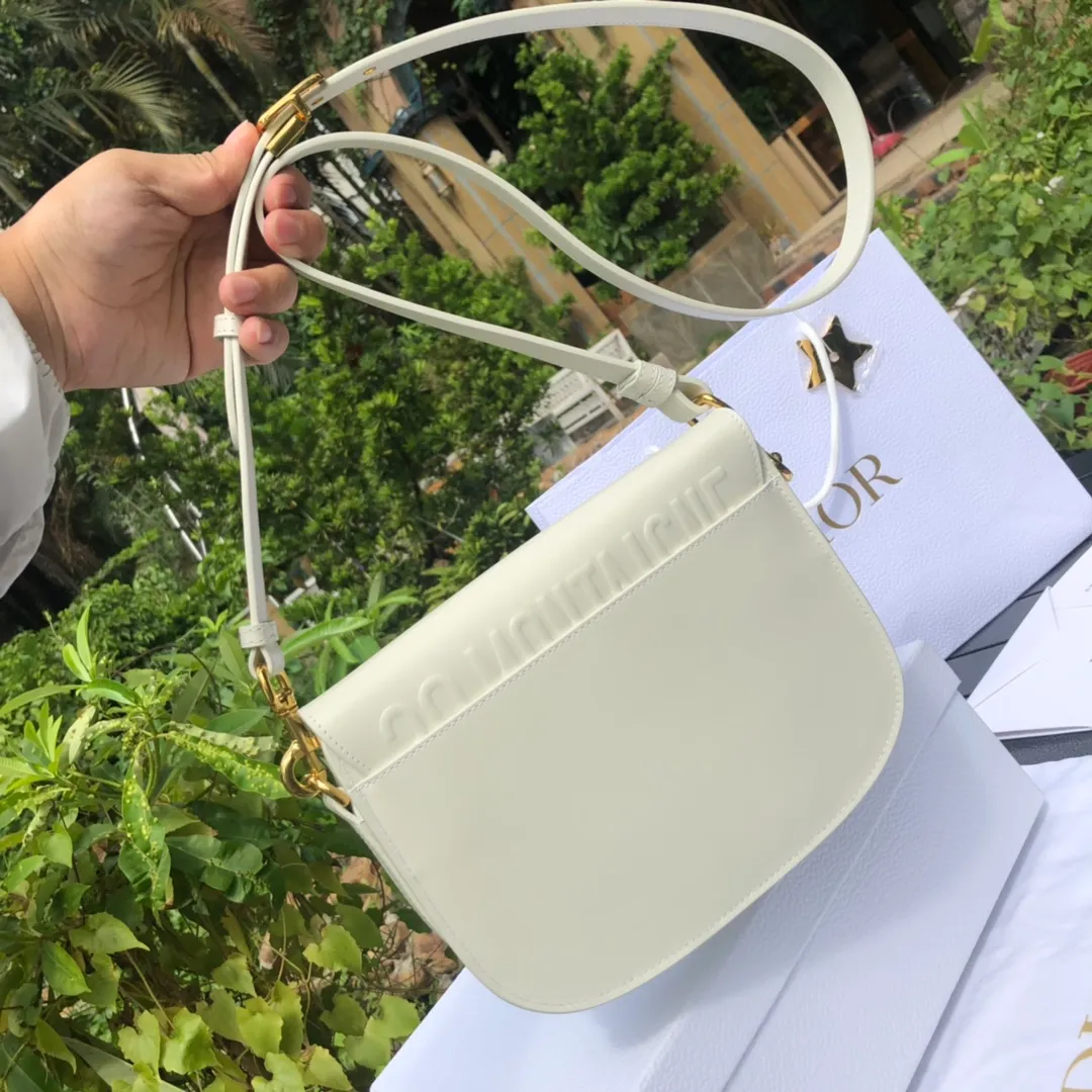 ❗️❗️❗️Free shipping with SF Express for year-end events❗️❗️❗️💰1760 Medium size: 22×17×6cm Dior Bobby’s new products are available in overseas channels! The new model of Dior saddle bag has finally arrived❗️This model is carefully made of white smooth cow leather, with a suede interior design, which is soft and rich in texture. It has a flip-top magnetic buckle design and a "CD" buckle on the front as decoration. With a detachable and adjustable shoulder strap embellished with a military-style buckle, it can be worn on the shoulder, cross-body or handheld.