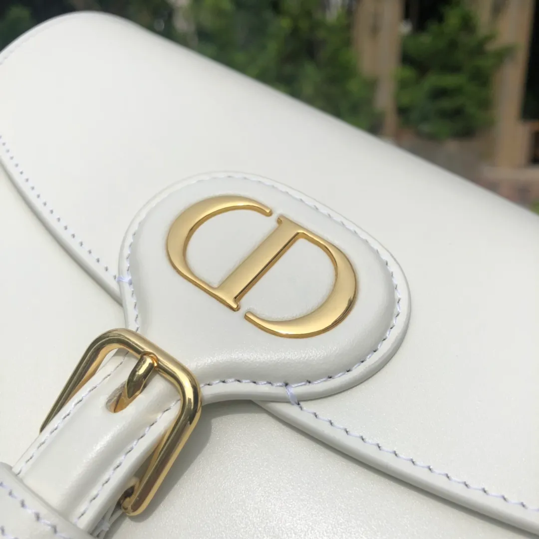 ❗️❗️❗️Free shipping with SF Express for year-end events❗️❗️❗️💰1760 Medium size: 22×17×6cm Dior Bobby’s new products are available in overseas channels! The new model of Dior saddle bag has finally arrived❗️This model is carefully made of white smooth cow leather, with a suede interior design, which is soft and rich in texture. It has a flip-top magnetic buckle design and a "CD" buckle on the front as decoration. With a detachable and adjustable shoulder strap embellished with a military-style buckle, it can be worn on the shoulder, cross-body or handheld.