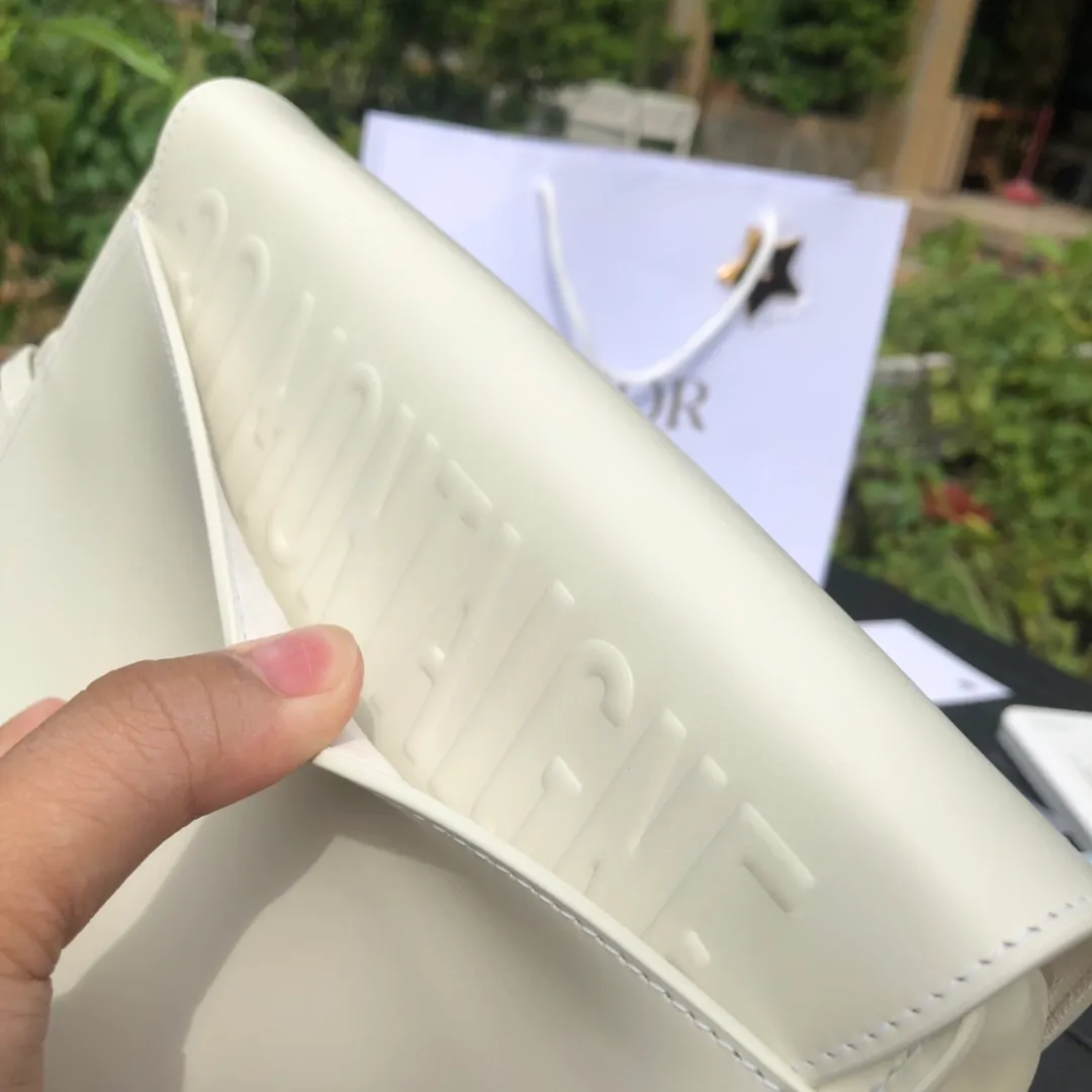 ❗️❗️❗️Free shipping with SF Express for year-end events❗️❗️❗️💰1760 Medium size: 22×17×6cm Dior Bobby’s new products are available in overseas channels! The new model of Dior saddle bag has finally arrived❗️This model is carefully made of white smooth cow leather, with a suede interior design, which is soft and rich in texture. It has a flip-top magnetic buckle design and a "CD" buckle on the front as decoration. With a detachable and adjustable shoulder strap embellished with a military-style buckle, it can be worn on the shoulder, cross-body or handheld.