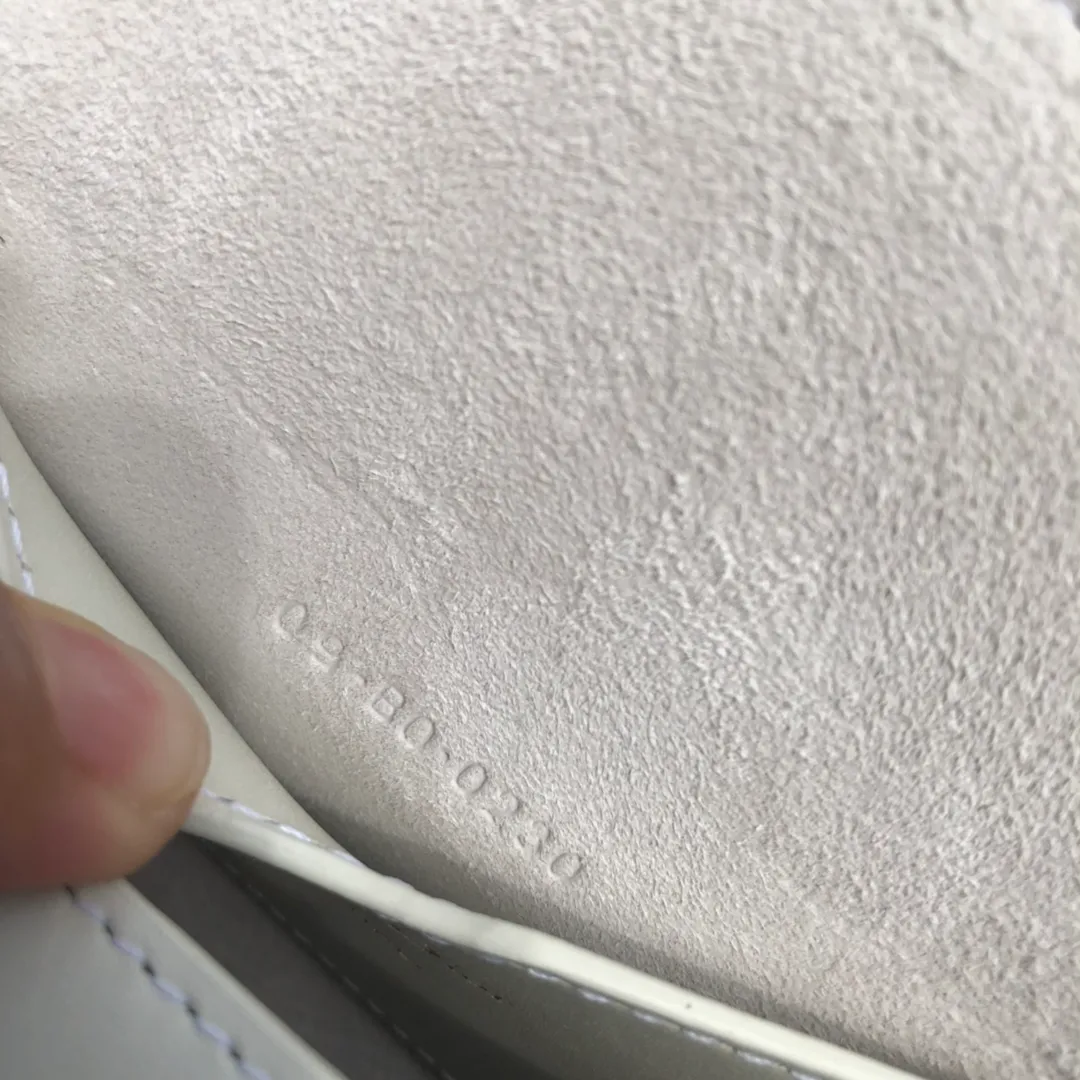 ❗️❗️❗️Free shipping with SF Express for year-end events❗️❗️❗️💰1760 Medium size: 22×17×6cm Dior Bobby’s new products are available in overseas channels! The new model of Dior saddle bag has finally arrived❗️This model is carefully made of white smooth cow leather, with a suede interior design, which is soft and rich in texture. It has a flip-top magnetic buckle design and a "CD" buckle on the front as decoration. With a detachable and adjustable shoulder strap embellished with a military-style buckle, it can be worn on the shoulder, cross-body or handheld.