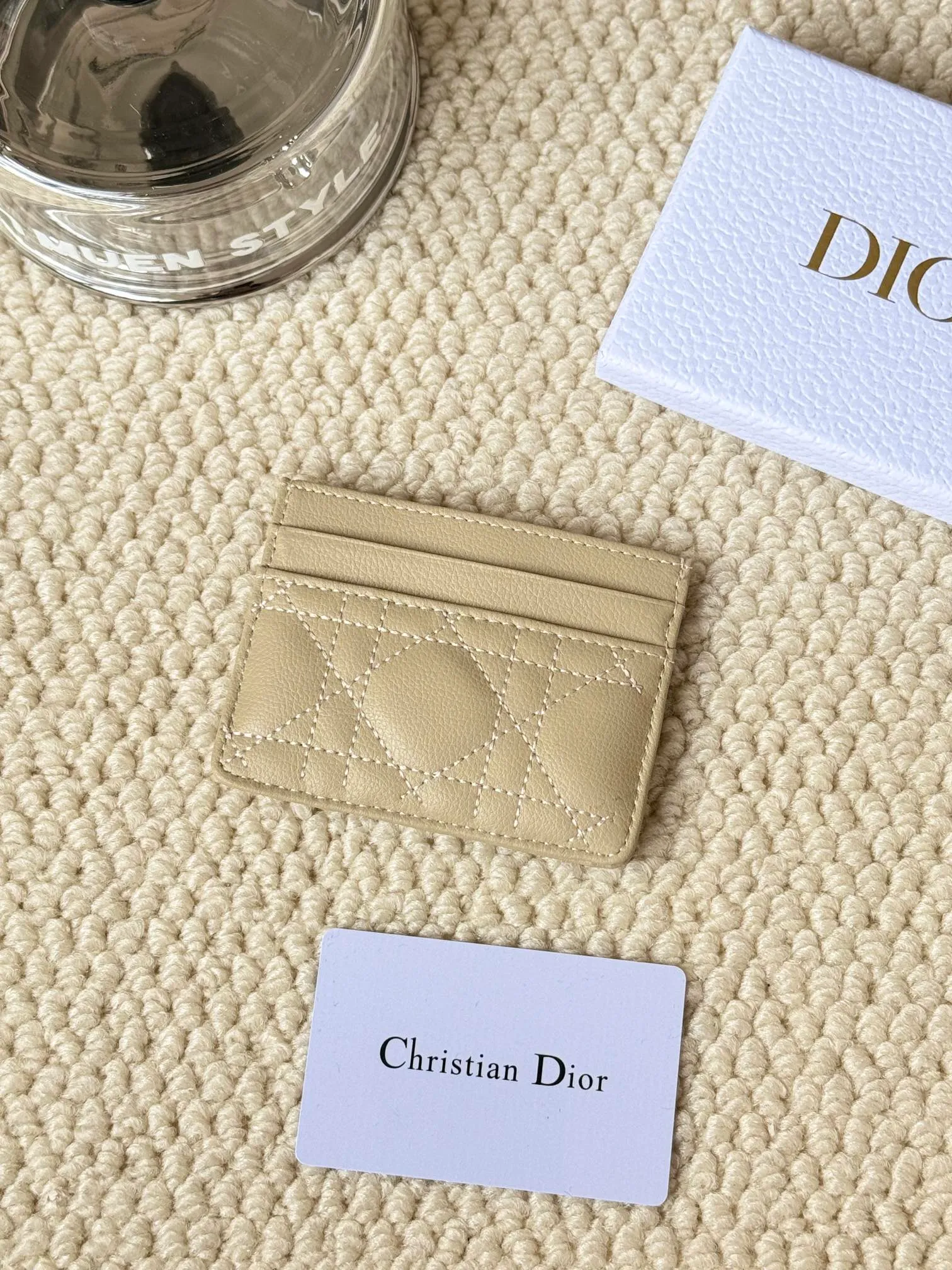 💰100 No.: S5130 Carefully crafted from soft cowhide, decorated with cannage pattern topstitching and embellished with the "CD" logo on the front. Elegant and sophisticated, it has five card slots and is suitable for various occasions. Size: 10.5*7.5cm Dior Caro five-compartment card holder is a new product this season, elegant and practical.