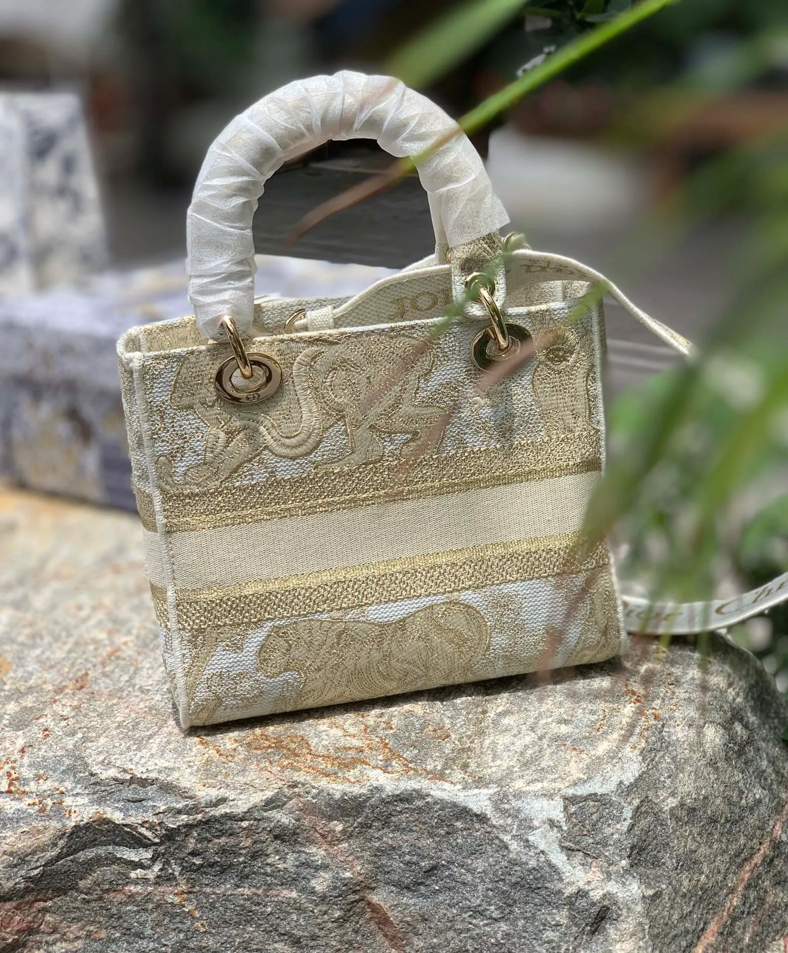 ❗️❗️❗️Free shipping with SF Express for year-end events❗️❗️❗️💰1800 Size: 24 x 20 x 11 CM Limited gold thread tiger style. D’s most popular lady series has a new model! The latest bag combines the classic Princess Diana style with embroidery technology. The presbyopia is embossed in the form of embroidery, showing a concave and convex effect, embodying texture everywhere! This top is classy, ​​absolutely fashionable and shows off your temperament! We have also sold Princess Diana’s most popular pure leather version. I would like to say that the magic of the latest retro presbyopia can make the same design version more beautiful!
