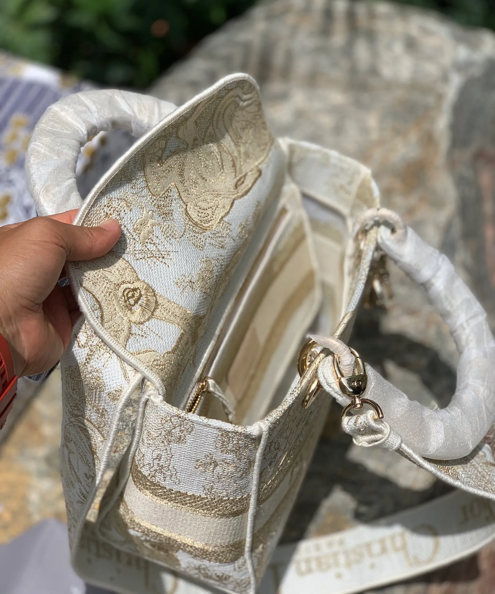 ❗️❗️❗️Free shipping with SF Express for year-end events❗️❗️❗️💰1800 Size: 24 x 20 x 11 CM Limited gold thread tiger style. D’s most popular lady series has a new model! The latest bag combines the classic Princess Diana style with embroidery technology. The presbyopia is embossed in the form of embroidery, showing a concave and convex effect, embodying texture everywhere! This top is classy, ​​absolutely fashionable and shows off your temperament! We have also sold Princess Diana’s most popular pure leather version. I would like to say that the magic of the latest retro presbyopia can make the same design version more beautiful!