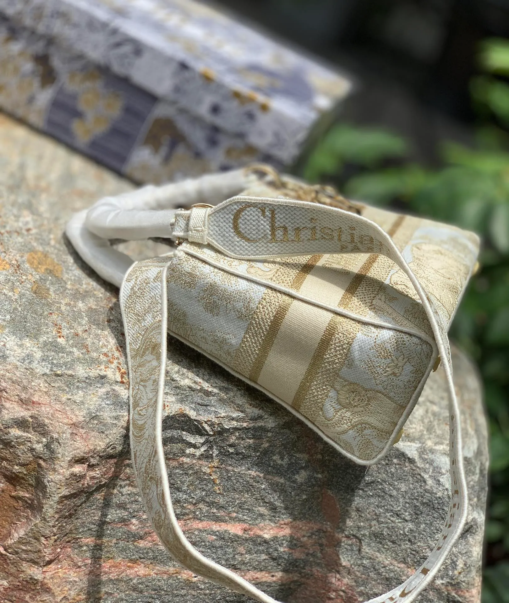 ❗️❗️❗️Free shipping with SF Express for year-end events❗️❗️❗️💰1800 Size: 24 x 20 x 11 CM Limited gold thread tiger style. D’s most popular lady series has a new model! The latest bag combines the classic Princess Diana style with embroidery technology. The presbyopia is embossed in the form of embroidery, showing a concave and convex effect, embodying texture everywhere! This top is classy, ​​absolutely fashionable and shows off your temperament! We have also sold Princess Diana’s most popular pure leather version. I would like to say that the magic of the latest retro presbyopia can make the same design version more beautiful!