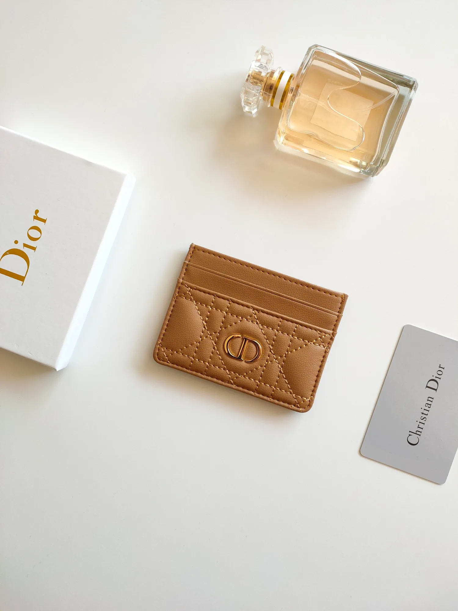￥110😍The Dior Caro five-compartment card holder is a new product this season, elegant and practical. Style number: S5130. Carefully crafted from soft cowhide, decorated with cannage pattern topstitching and embellished with the "CD" logo on the front. Elegant and sophisticated, it has five card slots and is suitable for various occasions. Size:10.5*7.5cm