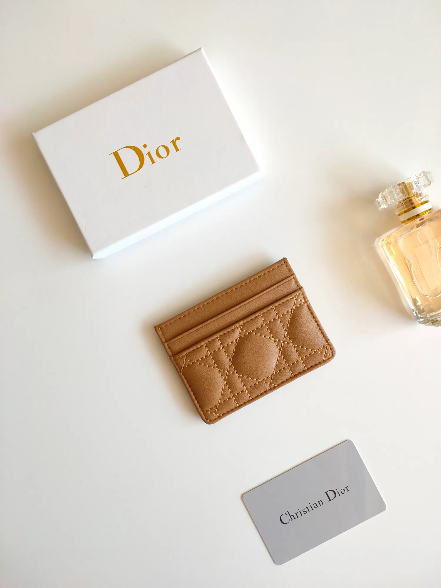 ￥110😍The Dior Caro five-compartment card holder is a new product this season, elegant and practical. Style number: S5130. Carefully crafted from soft cowhide, decorated with cannage pattern topstitching and embellished with the "CD" logo on the front. Elegant and sophisticated, it has five card slots and is suitable for various occasions. Size:10.5*7.5cm