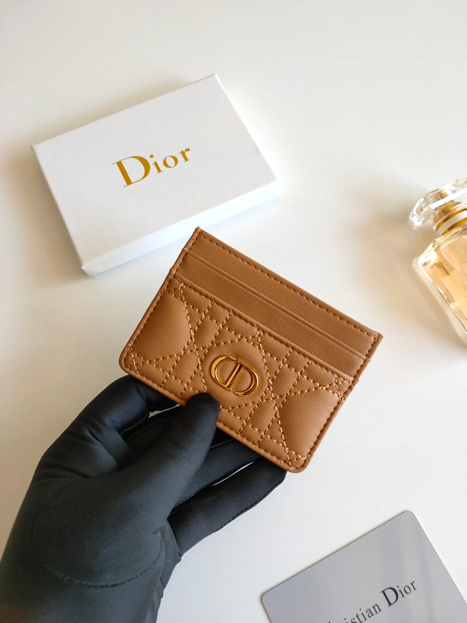 ￥110😍The Dior Caro five-compartment card holder is a new product this season, elegant and practical. Style number: S5130. Carefully crafted from soft cowhide, decorated with cannage pattern topstitching and embellished with the "CD" logo on the front. Elegant and sophisticated, it has five card slots and is suitable for various occasions. Size:10.5*7.5cm
