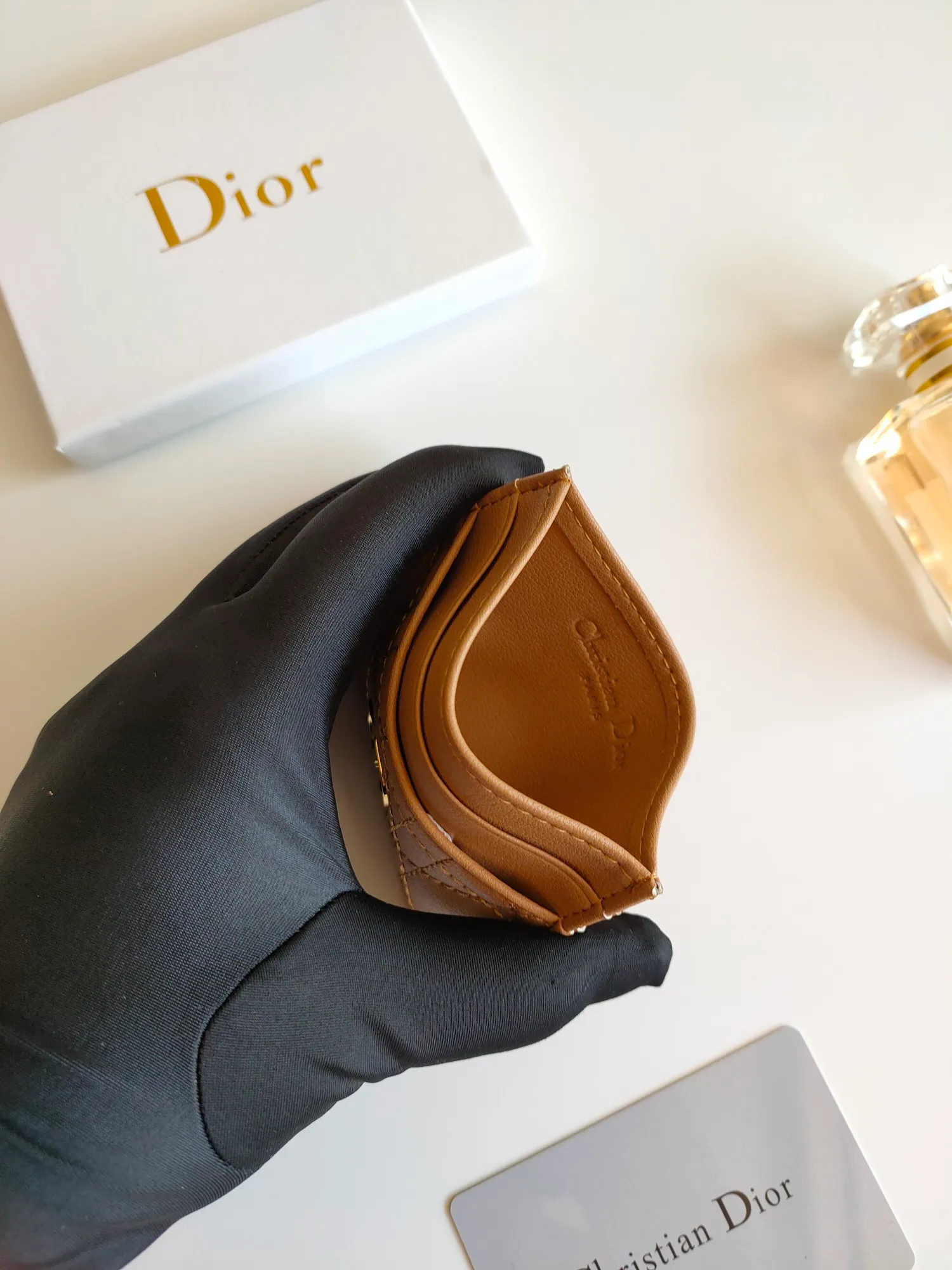 ￥110😍The Dior Caro five-compartment card holder is a new product this season, elegant and practical. Style number: S5130. Carefully crafted from soft cowhide, decorated with cannage pattern topstitching and embellished with the "CD" logo on the front. Elegant and sophisticated, it has five card slots and is suitable for various occasions. Size:10.5*7.5cm