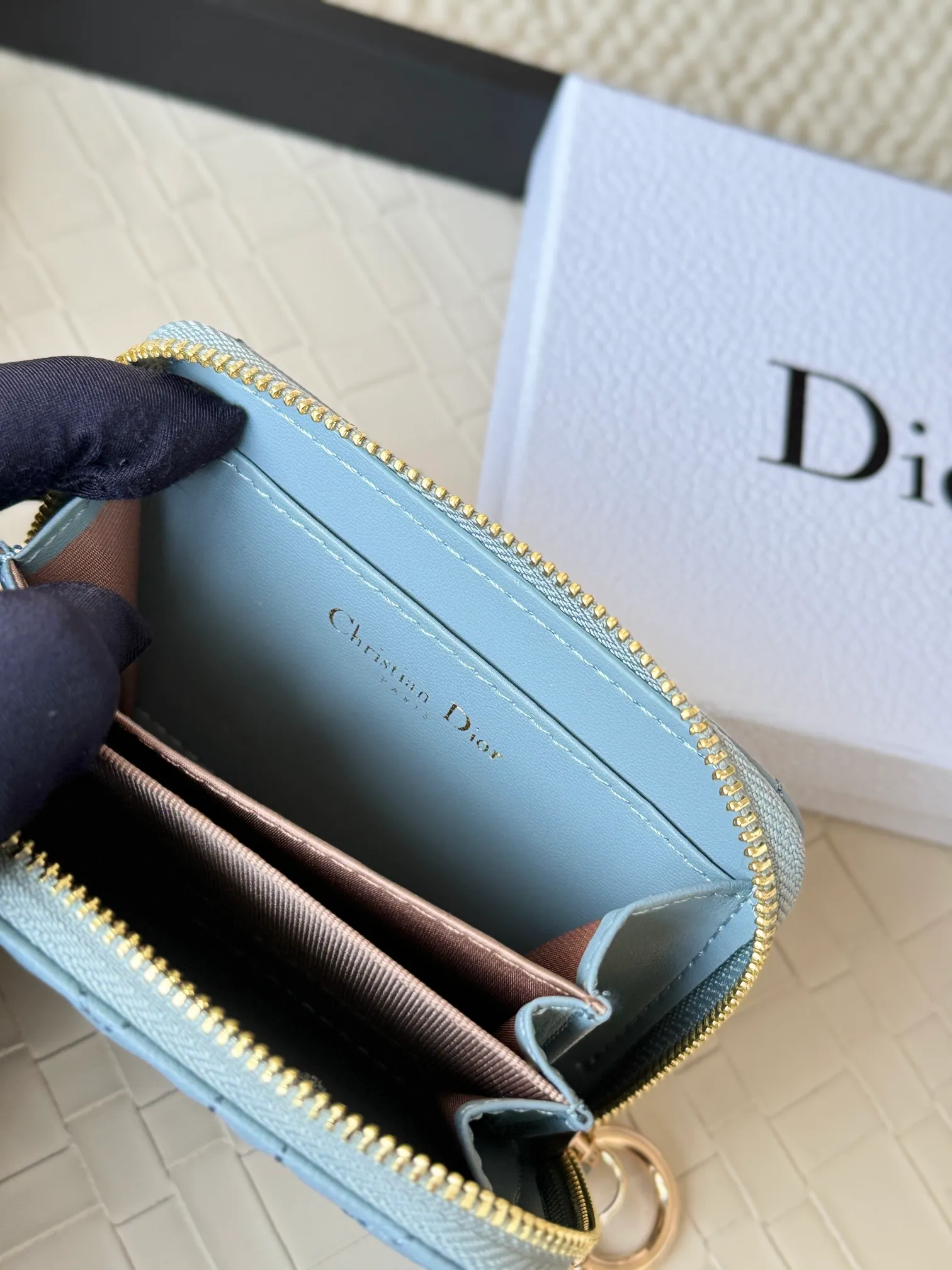 💰160 Dior New Caro Zippered Card Holder I love it. I originally wanted to buy a wallet, but I fell in love with this card holder. The size is just right and there are enough card slots. When Sydney is on lockdown and you can't go to the store, SA will send you photos and payment links. It's very convenient. I paid in the morning and received it in the afternoon. I think it looks better than the zipper card holder in C. The small metal ring next to the zipper is convenient for connecting the card holder to the bag and is not easy to lose. The calfskin material feels great. No.: S5034 Carol grain (size 9*11cm)