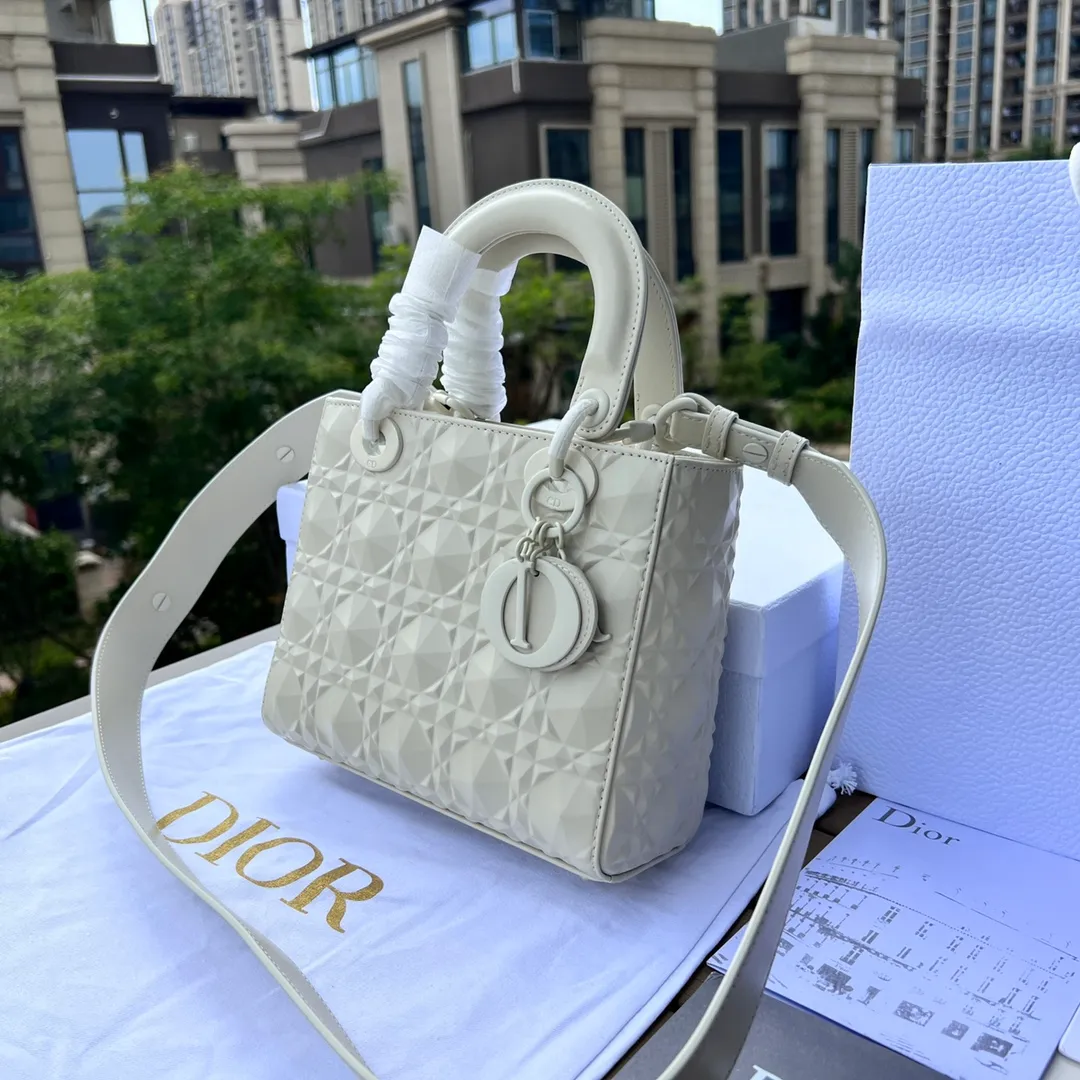 ❗️❗️❗️Free shipping with SF Express for year-end events❗️❗️❗️💰2000 Size: 20×17×8cm Dior’s overseas channel resources are specially provided for Princess Diana with cannage pattern❗️This Lady Dior My ABCDior handbag embodies Dior’s profound insight into elegance and beauty. Stylish and elegant design is timeless. Carefully crafted from black cow leather, it reinterprets Dior's iconic cannage topstitching with a diamond-shaped pattern. The tone-on-tone metal D.I.O.R pendant adds elegance. Small style with unique design. The shoulder strap can be decorated with a badge to make it more personalized. It can be carried by hand or cross-body.