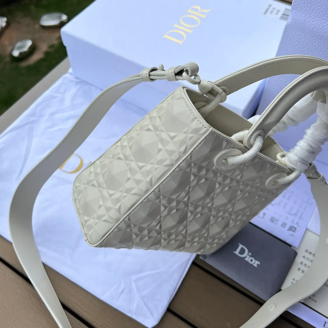 ❗️❗️❗️Free shipping with SF Express for year-end events❗️❗️❗️💰2000 Size: 20×17×8cm Dior’s overseas channel resources are specially provided for Princess Diana with cannage pattern❗️This Lady Dior My ABCDior handbag embodies Dior’s profound insight into elegance and beauty. Stylish and elegant design is timeless. Carefully crafted from black cow leather, it reinterprets Dior's iconic cannage topstitching with a diamond-shaped pattern. The tone-on-tone metal D.I.O.R pendant adds elegance. Small style with unique design. The shoulder strap can be decorated with a badge to make it more personalized. It can be carried by hand or cross-body.