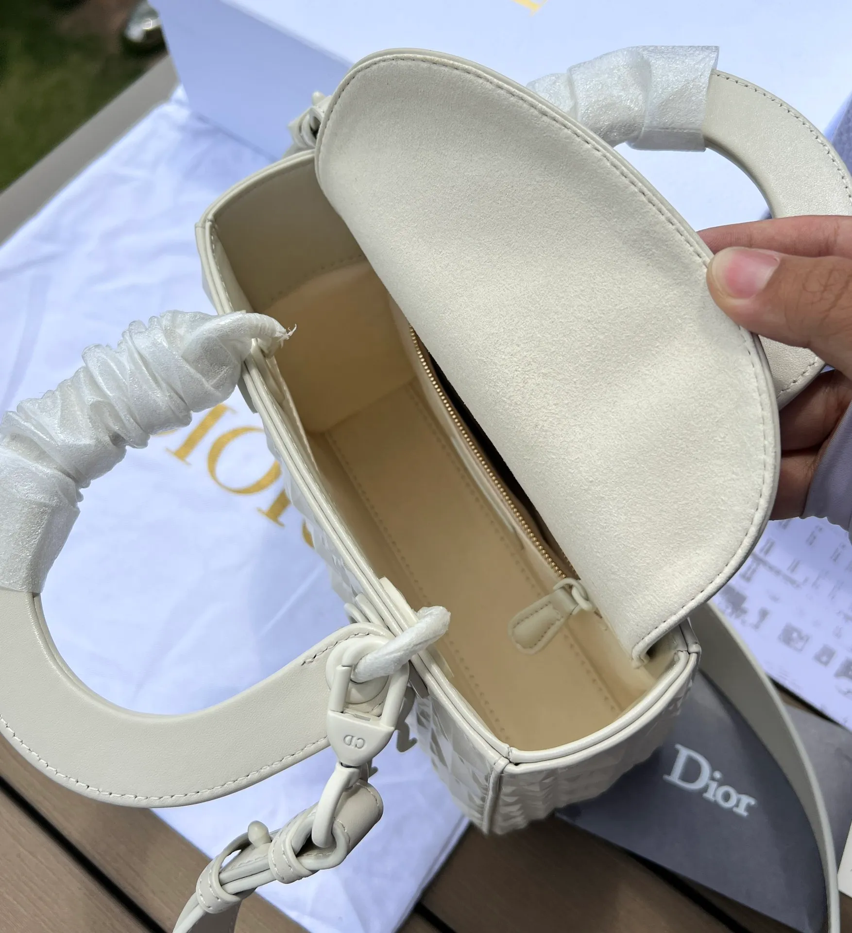 ❗️❗️❗️Free shipping with SF Express for year-end events❗️❗️❗️💰2000 Size: 20×17×8cm Dior’s overseas channel resources are specially provided for Princess Diana with cannage pattern❗️This Lady Dior My ABCDior handbag embodies Dior’s profound insight into elegance and beauty. Stylish and elegant design is timeless. Carefully crafted from black cow leather, it reinterprets Dior's iconic cannage topstitching with a diamond-shaped pattern. The tone-on-tone metal D.I.O.R pendant adds elegance. Small style with unique design. The shoulder strap can be decorated with a badge to make it more personalized. It can be carried by hand or cross-body.