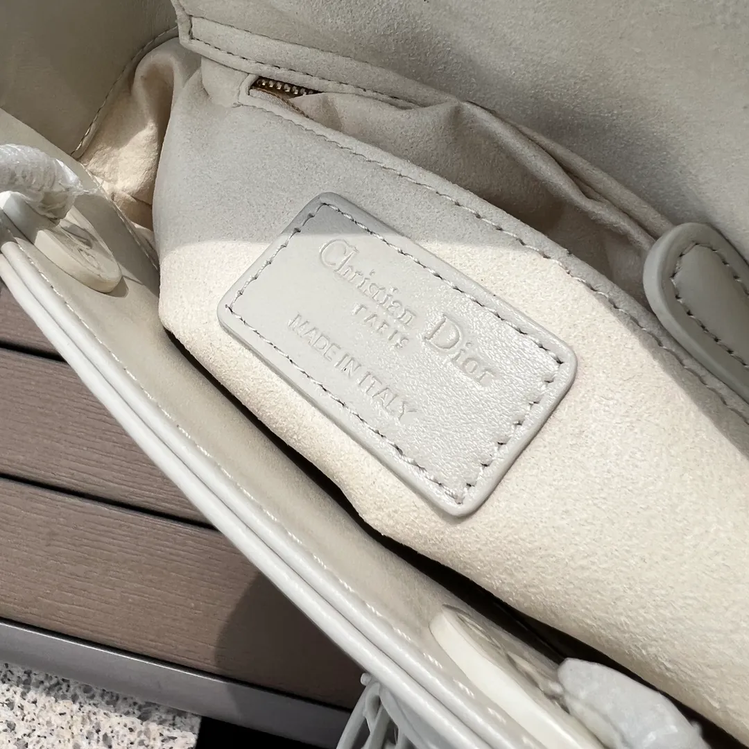 ❗️❗️❗️Free shipping with SF Express for year-end events❗️❗️❗️💰2000 Size: 20×17×8cm Dior’s overseas channel resources are specially provided for Princess Diana with cannage pattern❗️This Lady Dior My ABCDior handbag embodies Dior’s profound insight into elegance and beauty. Stylish and elegant design is timeless. Carefully crafted from black cow leather, it reinterprets Dior's iconic cannage topstitching with a diamond-shaped pattern. The tone-on-tone metal D.I.O.R pendant adds elegance. Small style with unique design. The shoulder strap can be decorated with a badge to make it more personalized. It can be carried by hand or cross-body.