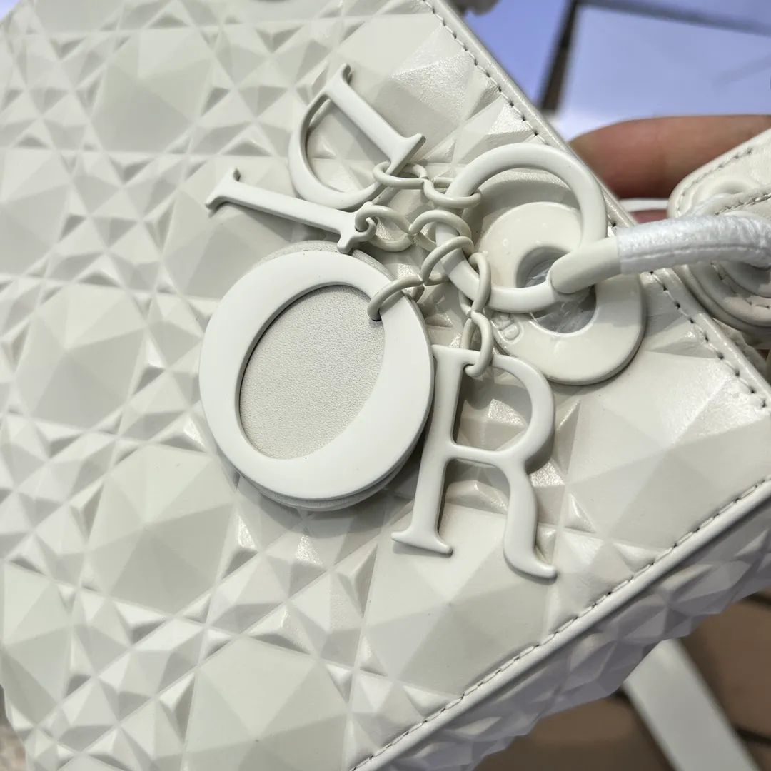 ❗️❗️❗️Free shipping with SF Express for year-end events❗️❗️❗️💰2000 Size: 20×17×8cm Dior’s overseas channel resources are specially provided for Princess Diana with cannage pattern❗️This Lady Dior My ABCDior handbag embodies Dior’s profound insight into elegance and beauty. Stylish and elegant design is timeless. Carefully crafted from black cow leather, it reinterprets Dior's iconic cannage topstitching with a diamond-shaped pattern. The tone-on-tone metal D.I.O.R pendant adds elegance. Small style with unique design. The shoulder strap can be decorated with a badge to make it more personalized. It can be carried by hand or cross-body.