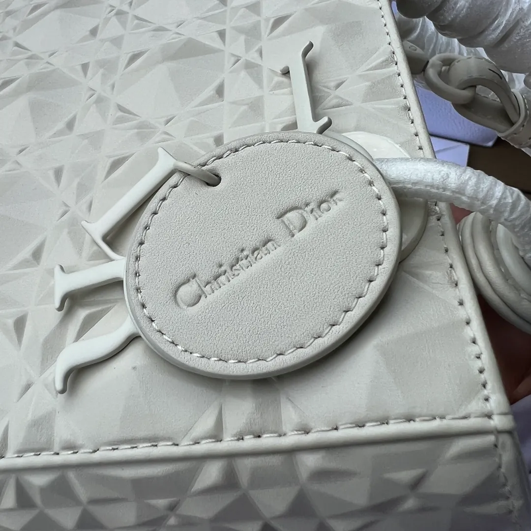 ❗️❗️❗️Free shipping with SF Express for year-end events❗️❗️❗️💰2000 Size: 20×17×8cm Dior’s overseas channel resources are specially provided for Princess Diana with cannage pattern❗️This Lady Dior My ABCDior handbag embodies Dior’s profound insight into elegance and beauty. Stylish and elegant design is timeless. Carefully crafted from black cow leather, it reinterprets Dior's iconic cannage topstitching with a diamond-shaped pattern. The tone-on-tone metal D.I.O.R pendant adds elegance. Small style with unique design. The shoulder strap can be decorated with a badge to make it more personalized. It can be carried by hand or cross-body.