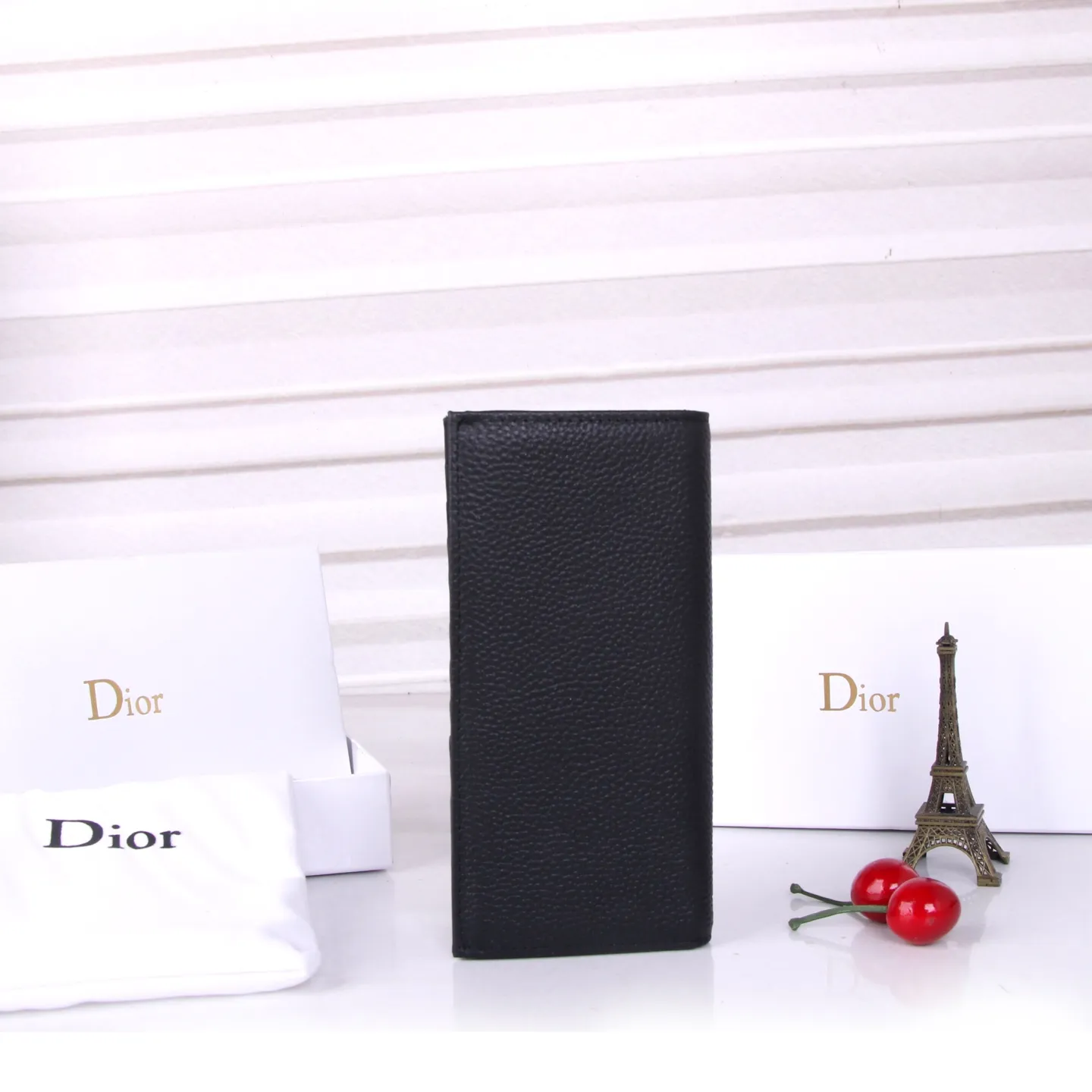 💰150 Style No.: 908 Brand: Dior Color: Black Size: 17.5*8.5*1.5 Description: The latest models from Dior counters are now available! Synchronized with the official website, exquisitely handmade, photographed in kind, suitable for both men and women!