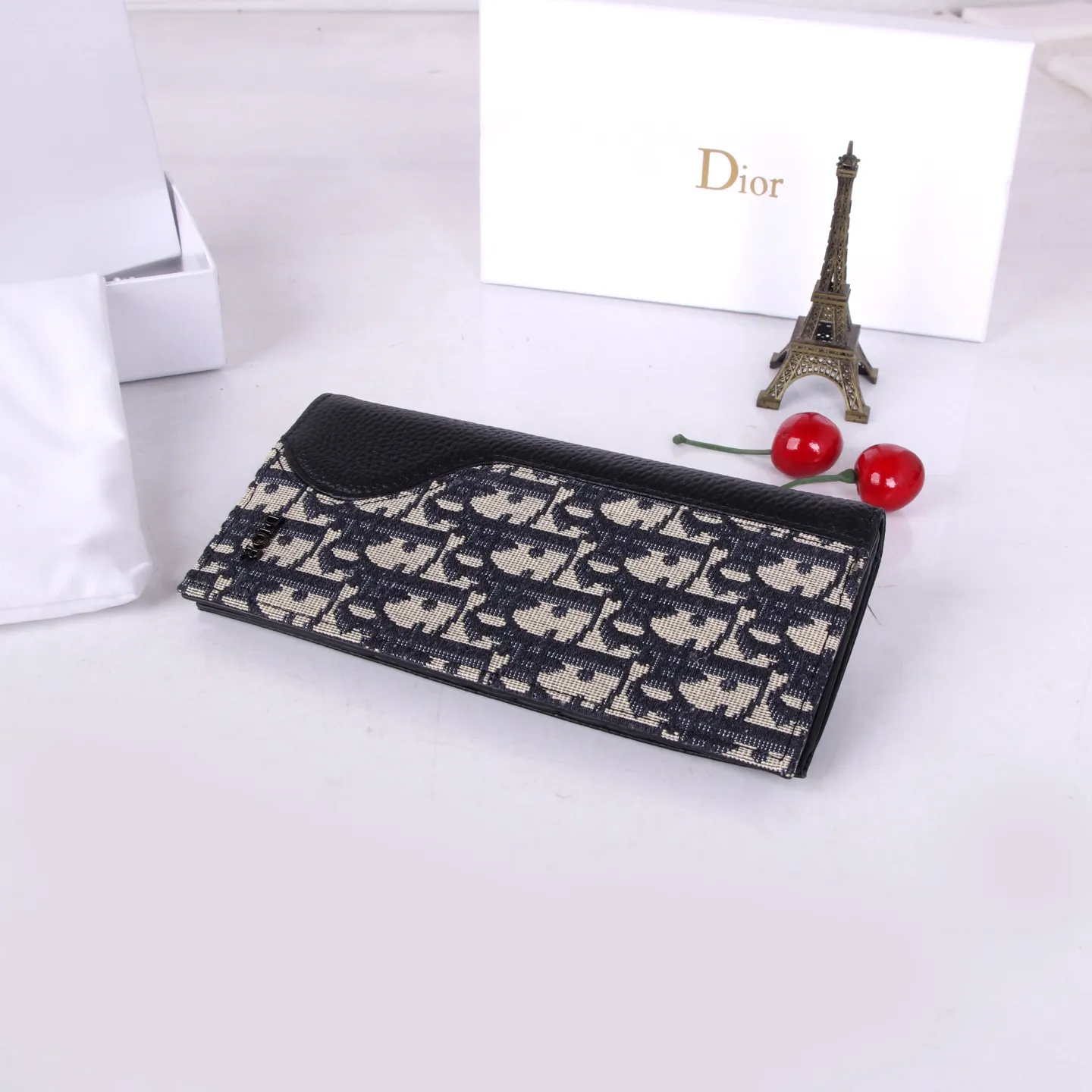 💰150 Style No.: 908 Brand: Dior Color: Black Size: 17.5*8.5*1.5 Description: The latest models from Dior counters are now available! Synchronized with the official website, exquisitely handmade, photographed in kind, suitable for both men and women!