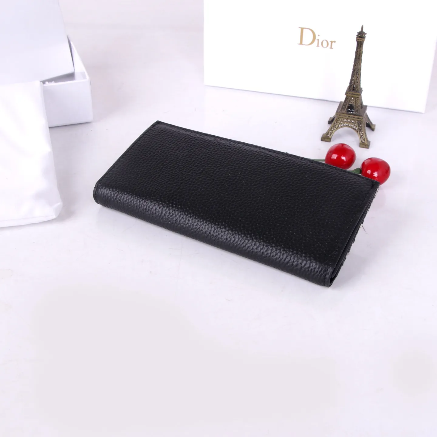 💰150 Style No.: 908 Brand: Dior Color: Black Size: 17.5*8.5*1.5 Description: The latest models from Dior counters are now available! Synchronized with the official website, exquisitely handmade, photographed in kind, suitable for both men and women!