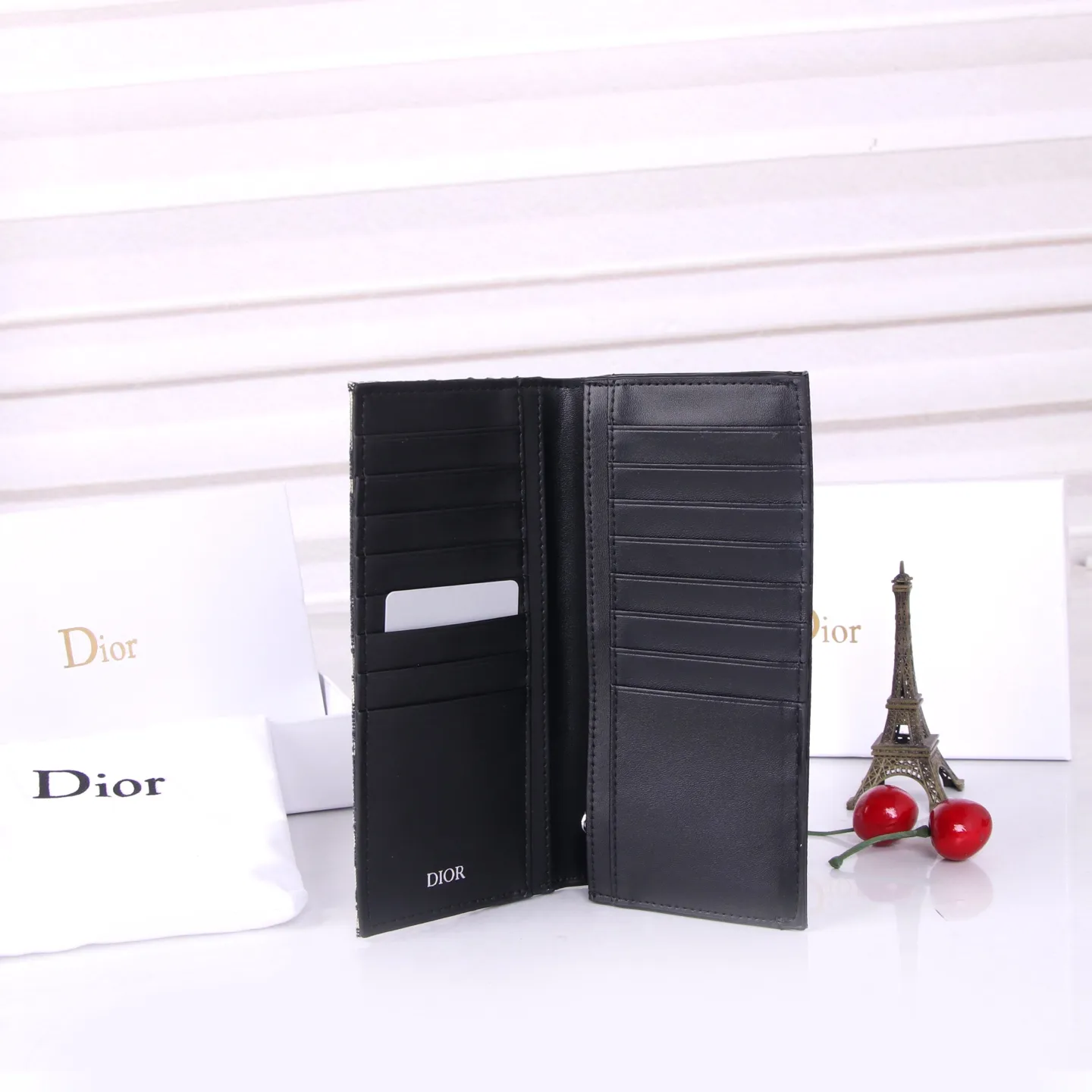 💰150 Style No.: 908 Brand: Dior Color: Black Size: 17.5*8.5*1.5 Description: The latest models from Dior counters are now available! Synchronized with the official website, exquisitely handmade, photographed in kind, suitable for both men and women!